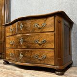 Commode galbée en noyer et loupe, époque Louis XIV
