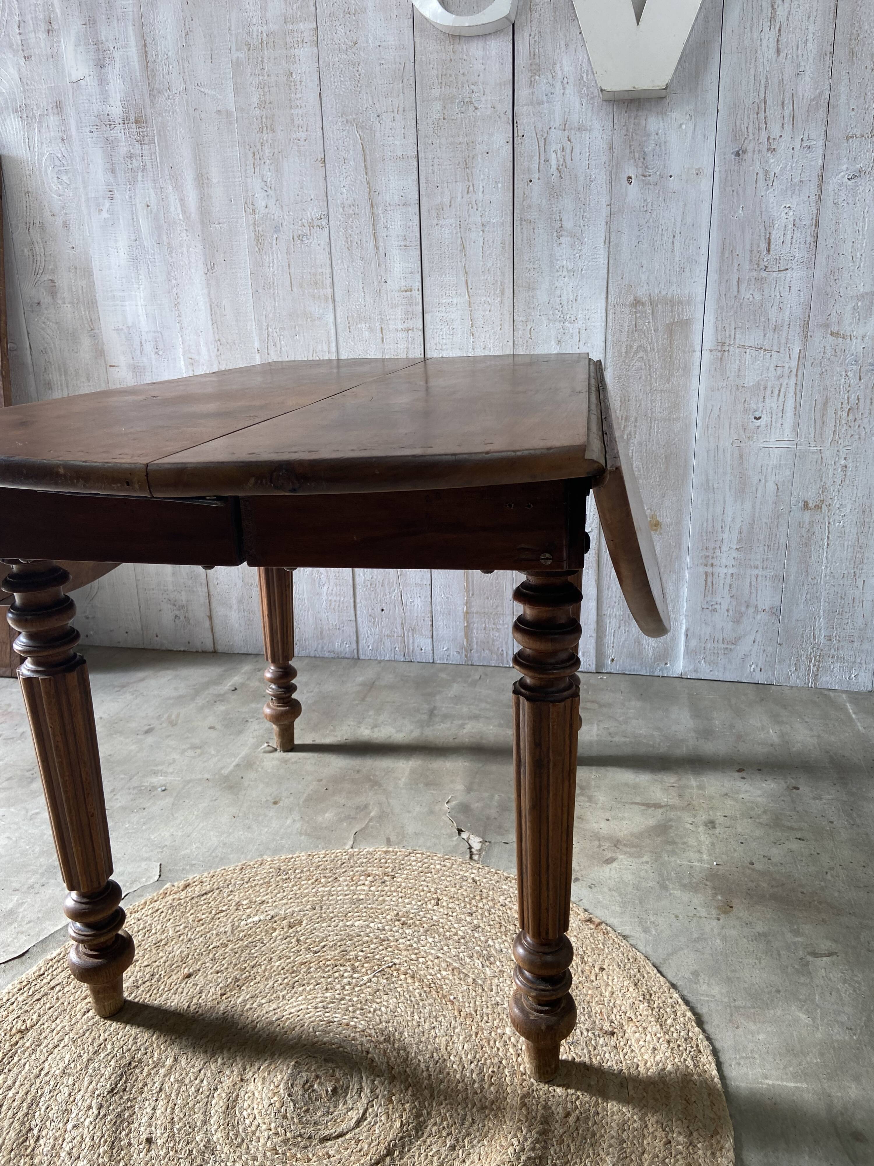 Extendable country table