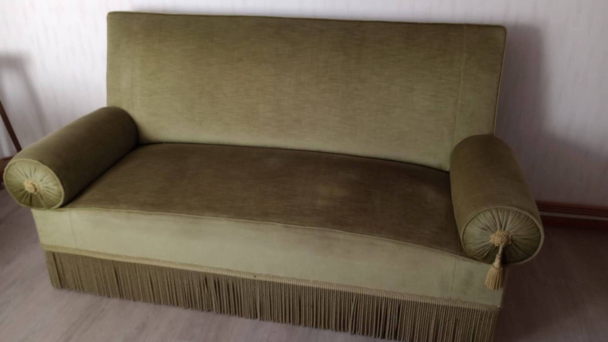 Vintage green velvet sofa – Retro / antique style