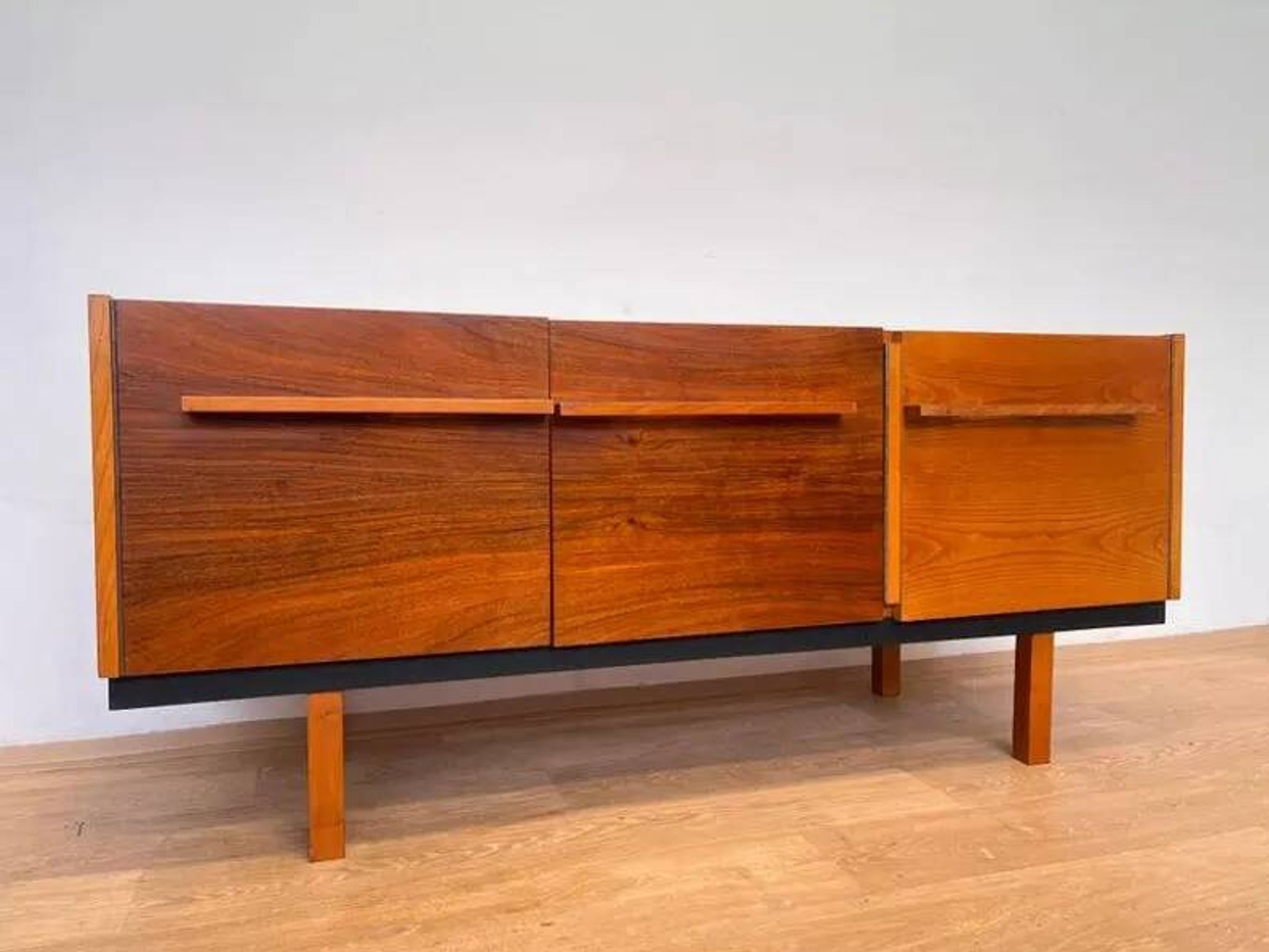 Buffet en bois au design simple des années 1940 par UP zavody - Tchécoslovaquie