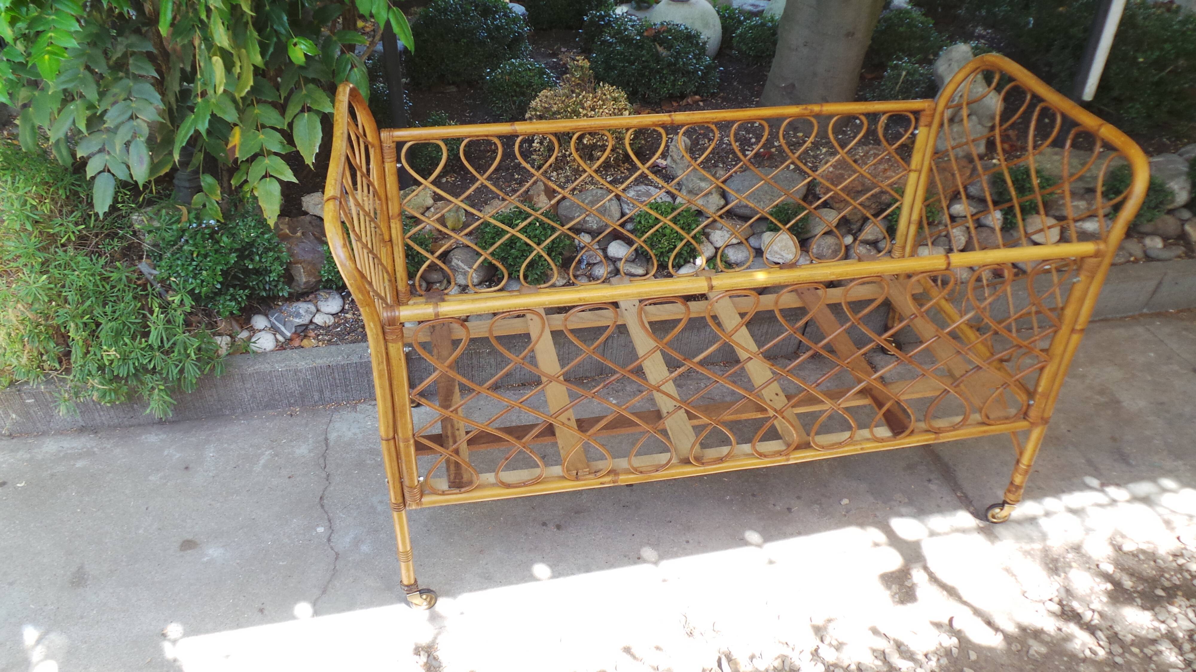 Lit de bébé en rotin années 50