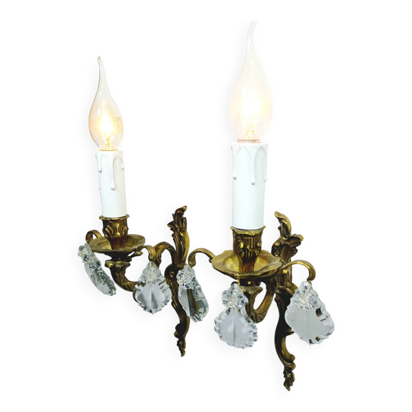 Paire d’appliques 1 lumière en bronze et pampilles en cristal de style Louis XV — Beyit