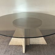 Table basse vintage en travertin et verre fumé années 70