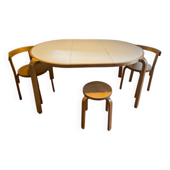 Joli ensemble design table, chaises et tabouret