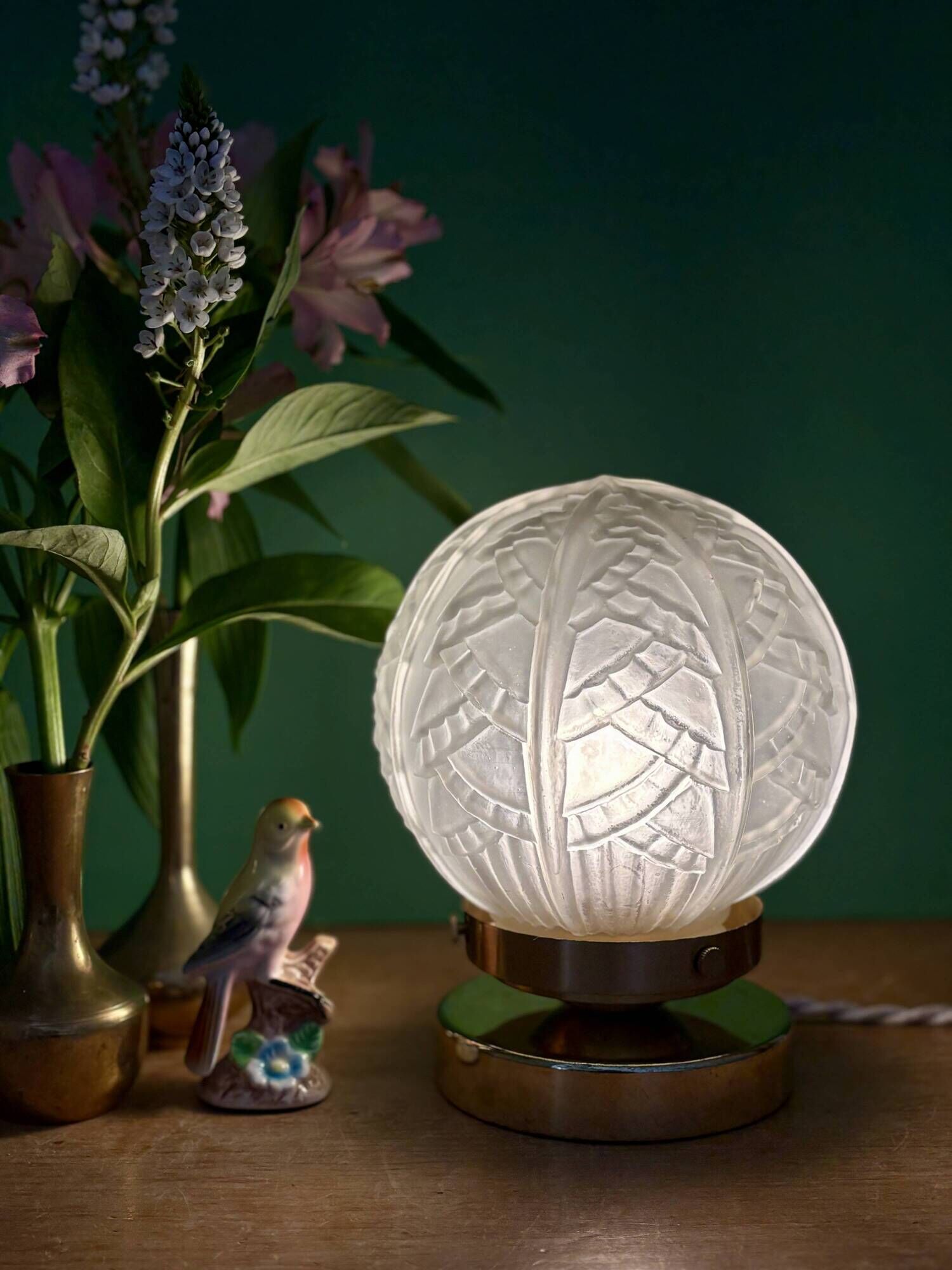 Lampe à poser globe vintage art déco en verre dépoli