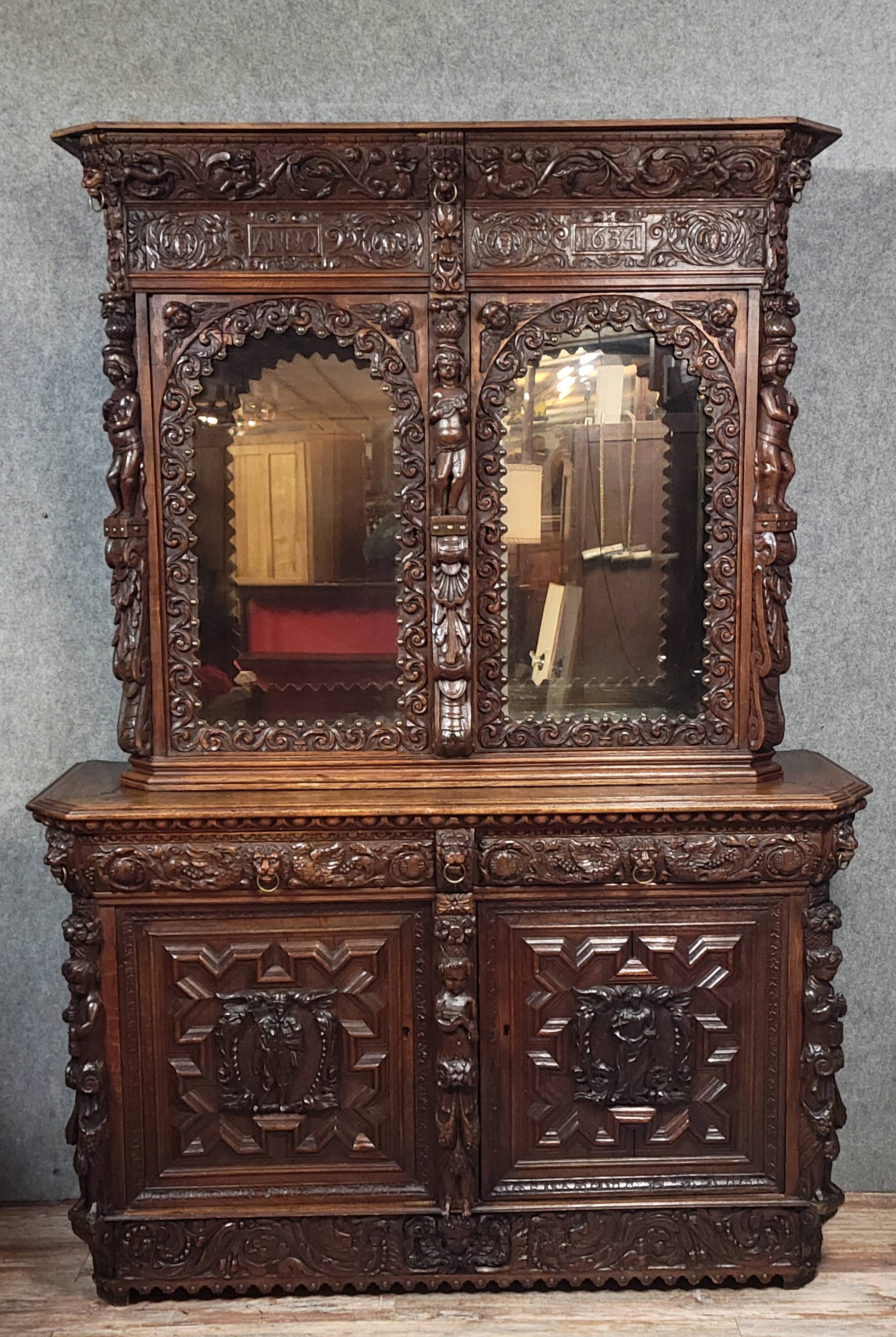 Buffet deux-corps style Renaissance Italienne en chene massif