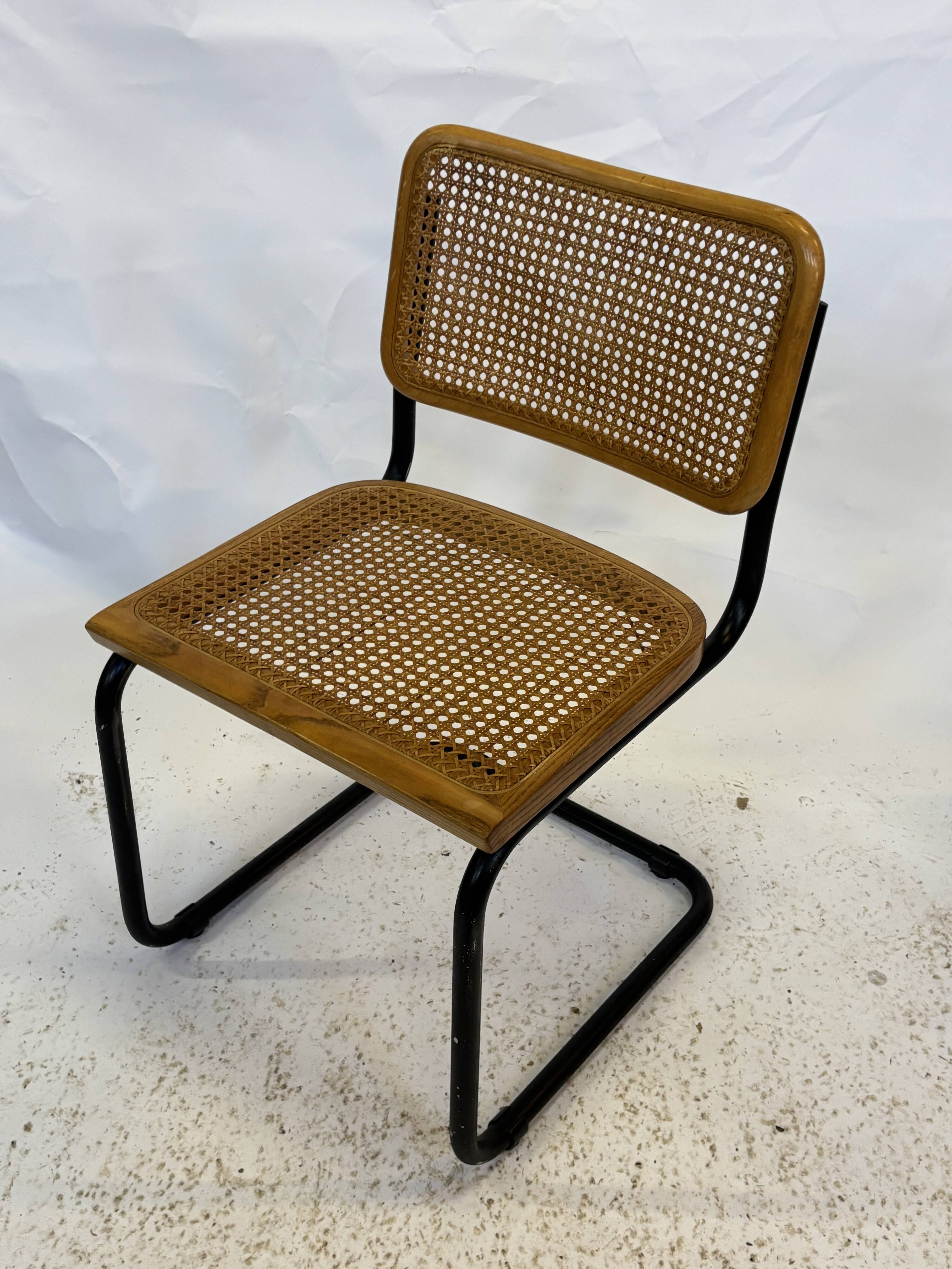 Ensemble de 4 chaises Cesca B32 conçues par Marcel Breuer, cadre noir.