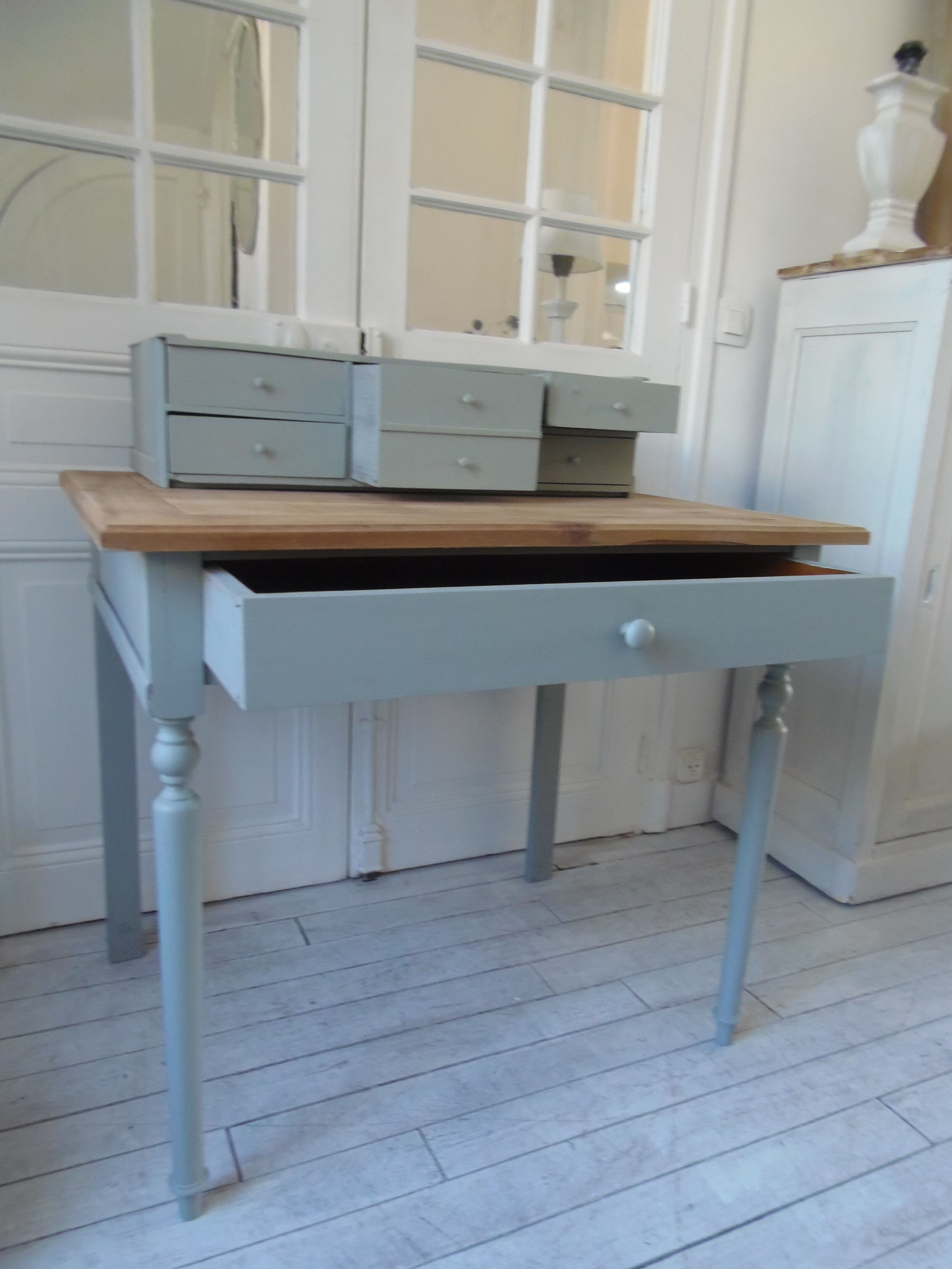 Bureau à gradin patiné vert de gris , plateau bois.
