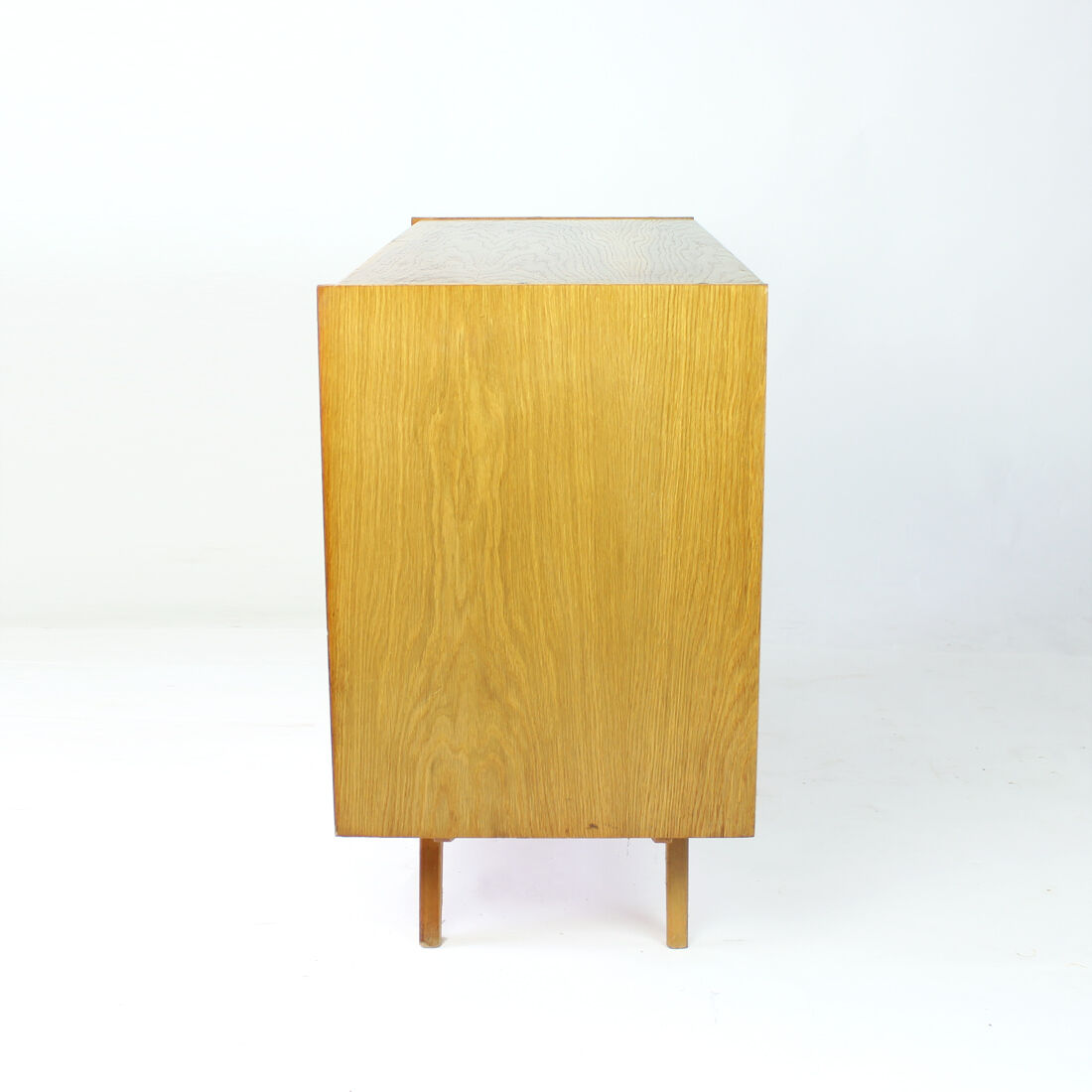 Buffet U 450 de Jiri Jiroutek , Interier Praha, Tchécoslovaquie années 1960