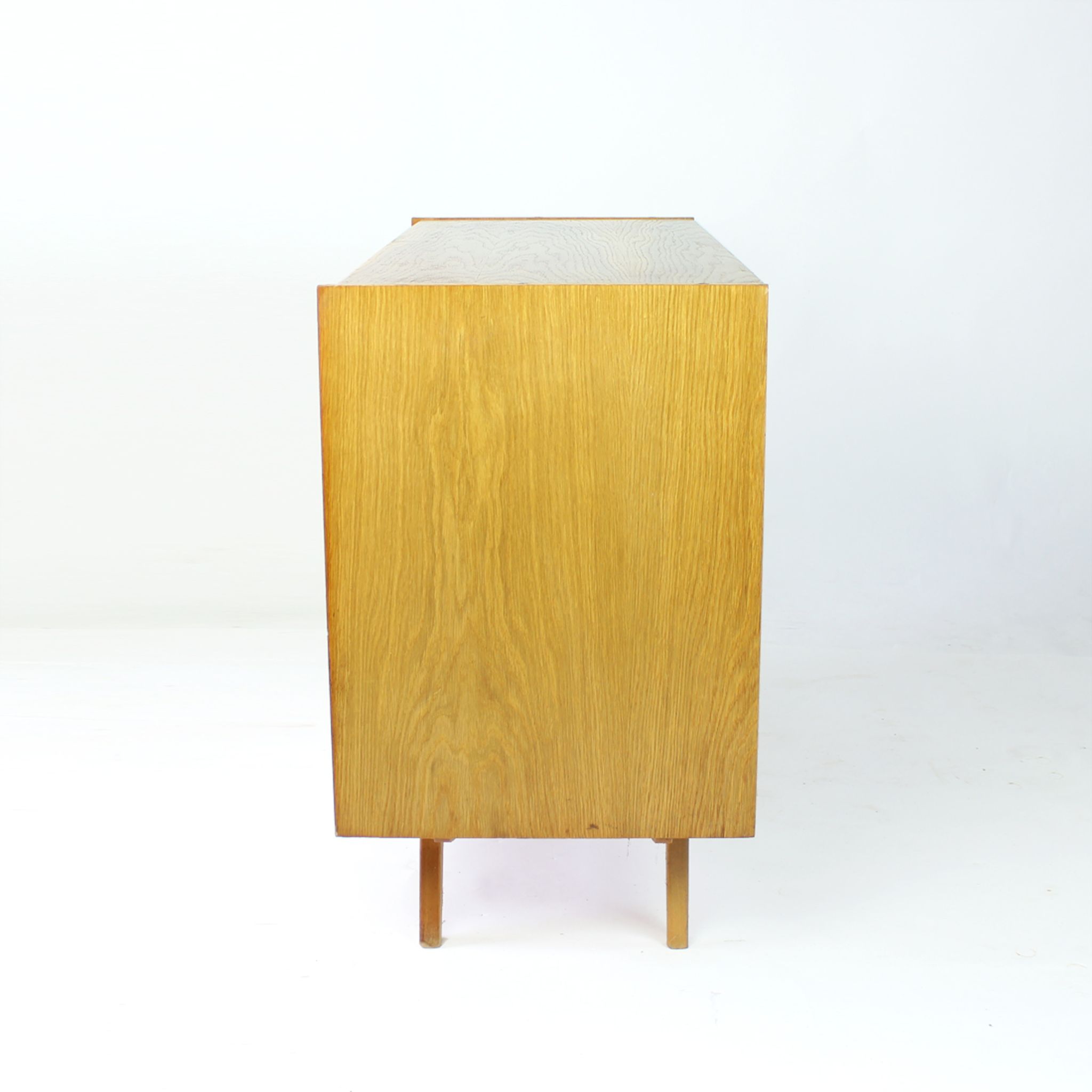 Buffet U 450 de Jiri Jiroutek , Interier Praha, Tchécoslovaquie années 1960