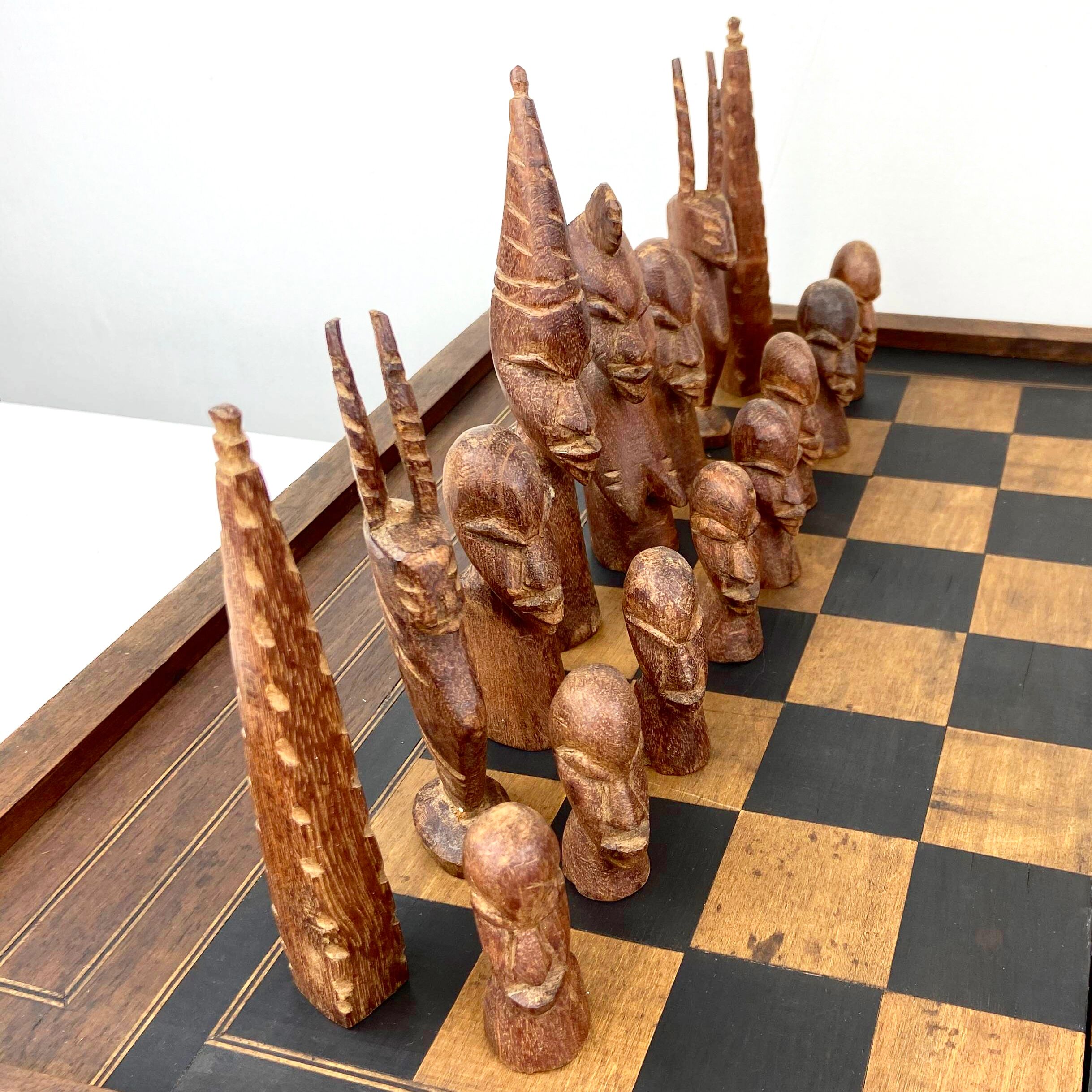 Jeu d'echec africain en bois précieux coffret de voyage