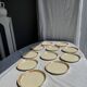 Lot de 11 assiettes en grès blanc liseré brun D24,5