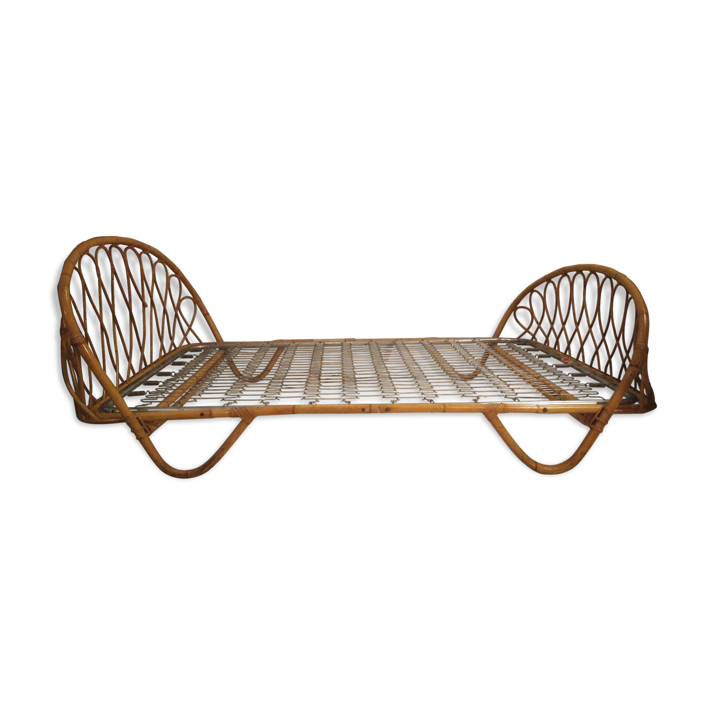 2-seater vintage rattan basket bed