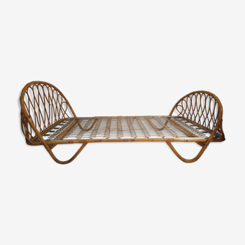 2-seater vintage rattan basket bed
