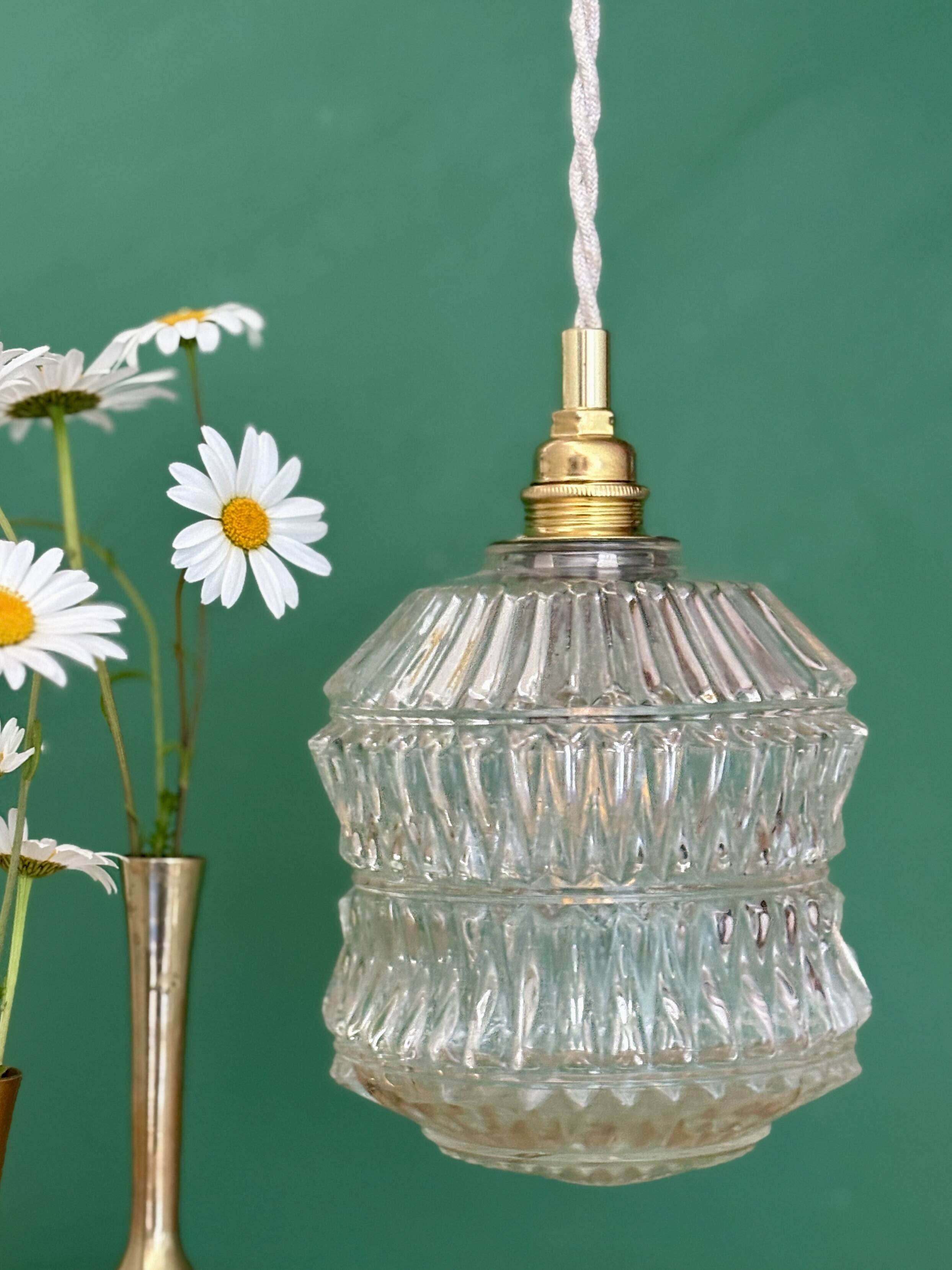 Suspension globe vintage en verre moulé