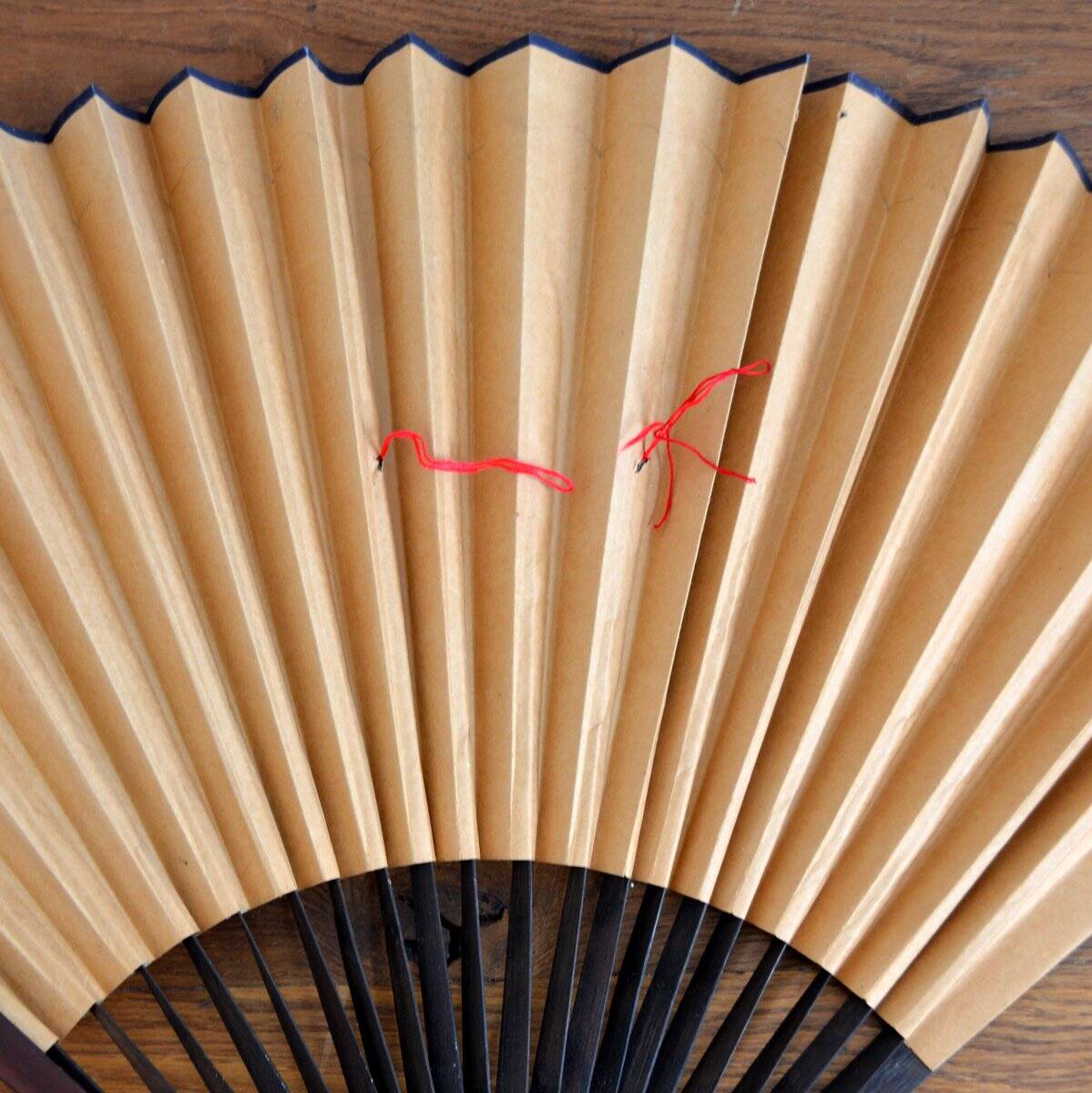 Paire d’éventails chinois dorés, 1960