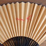 Paire d’éventails chinois dorés, 1960