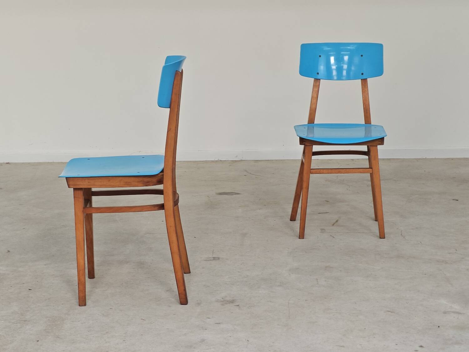 Pair of wooden and plastic chairs Ton Bystrice Thonet