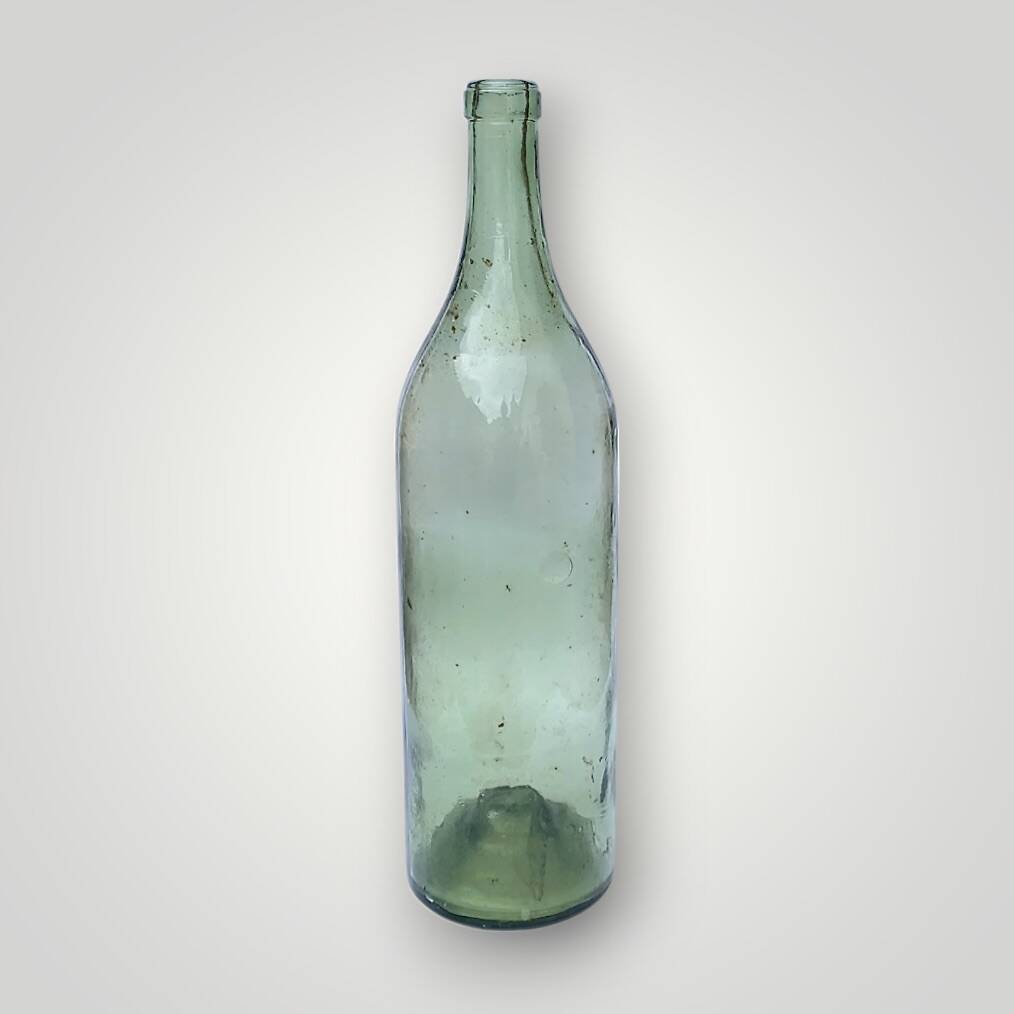 Ancienne grande bouteille artisanale en verre soufflé vert – H50 cm