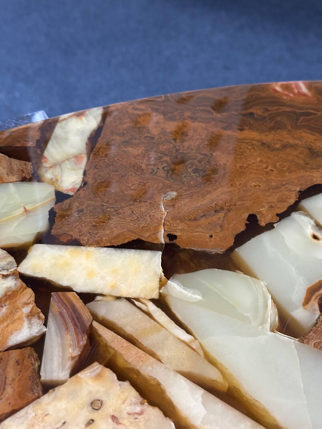 Round coffee table in onyx-like resin and chrome-plated metal, 1970s