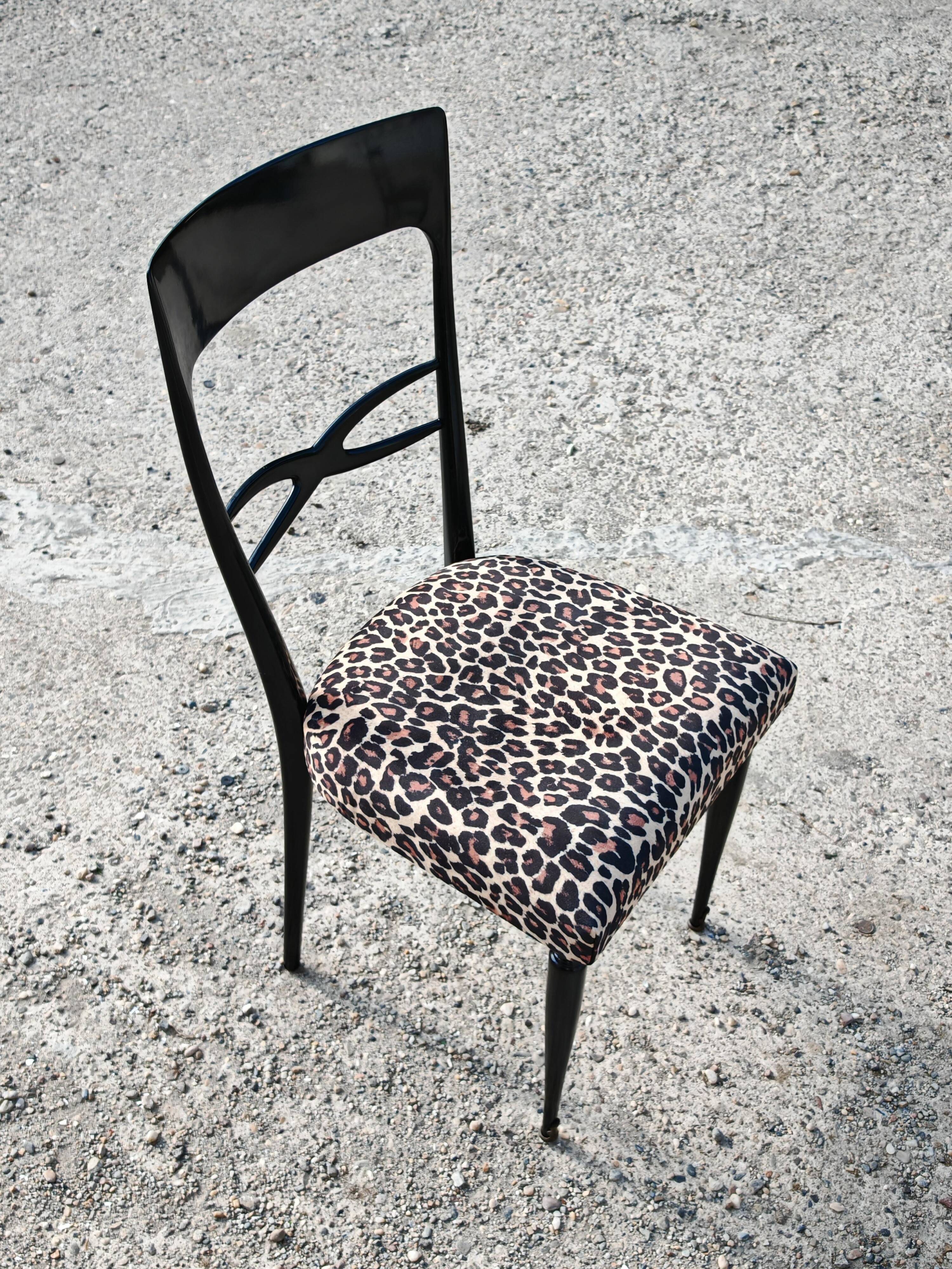 Set de 6 chaises salle à manger Mid Century laque noire peluche imprimé léopard