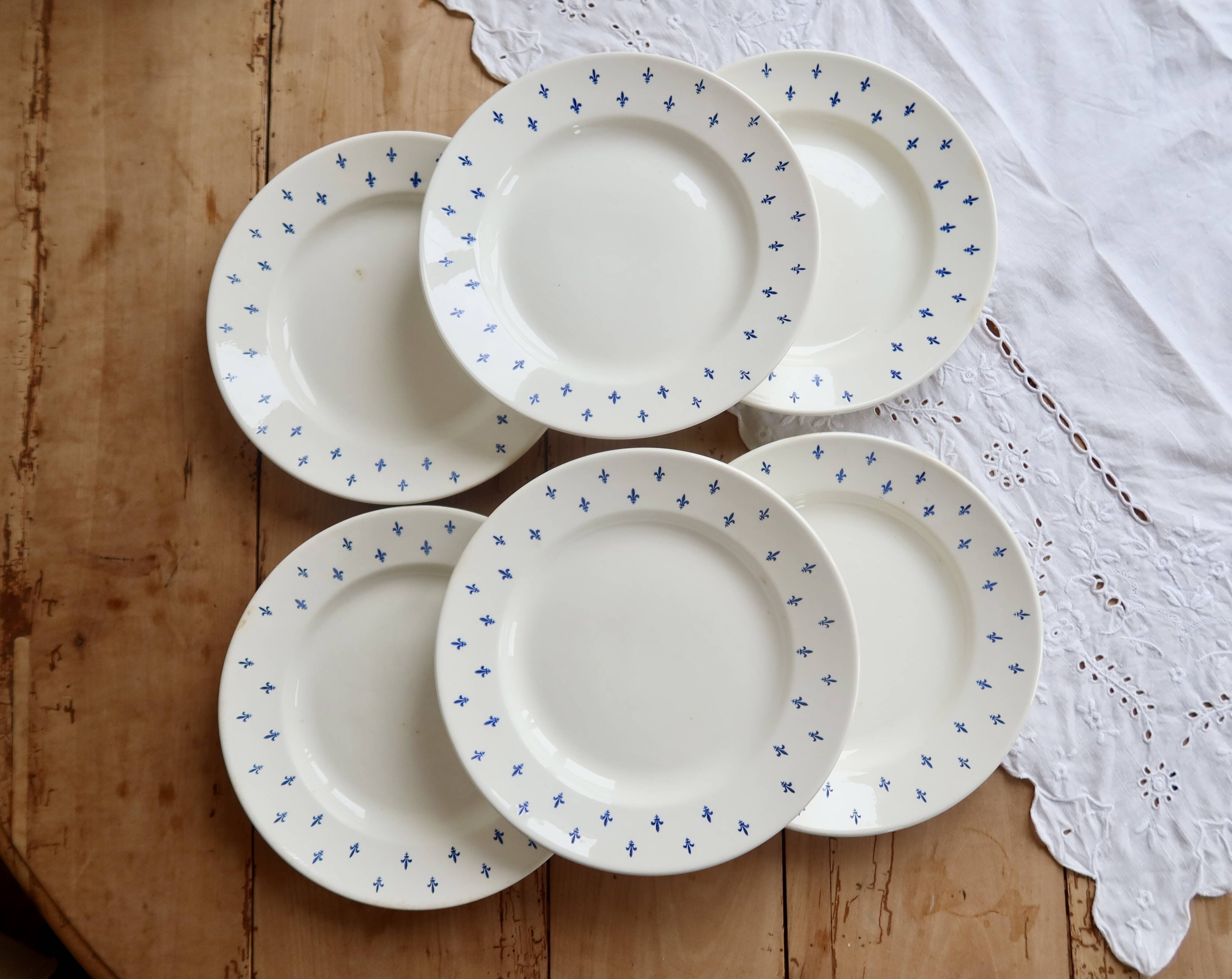 6 assiettes plates vintage en faïence blanche – décor fleurs de lys bleu