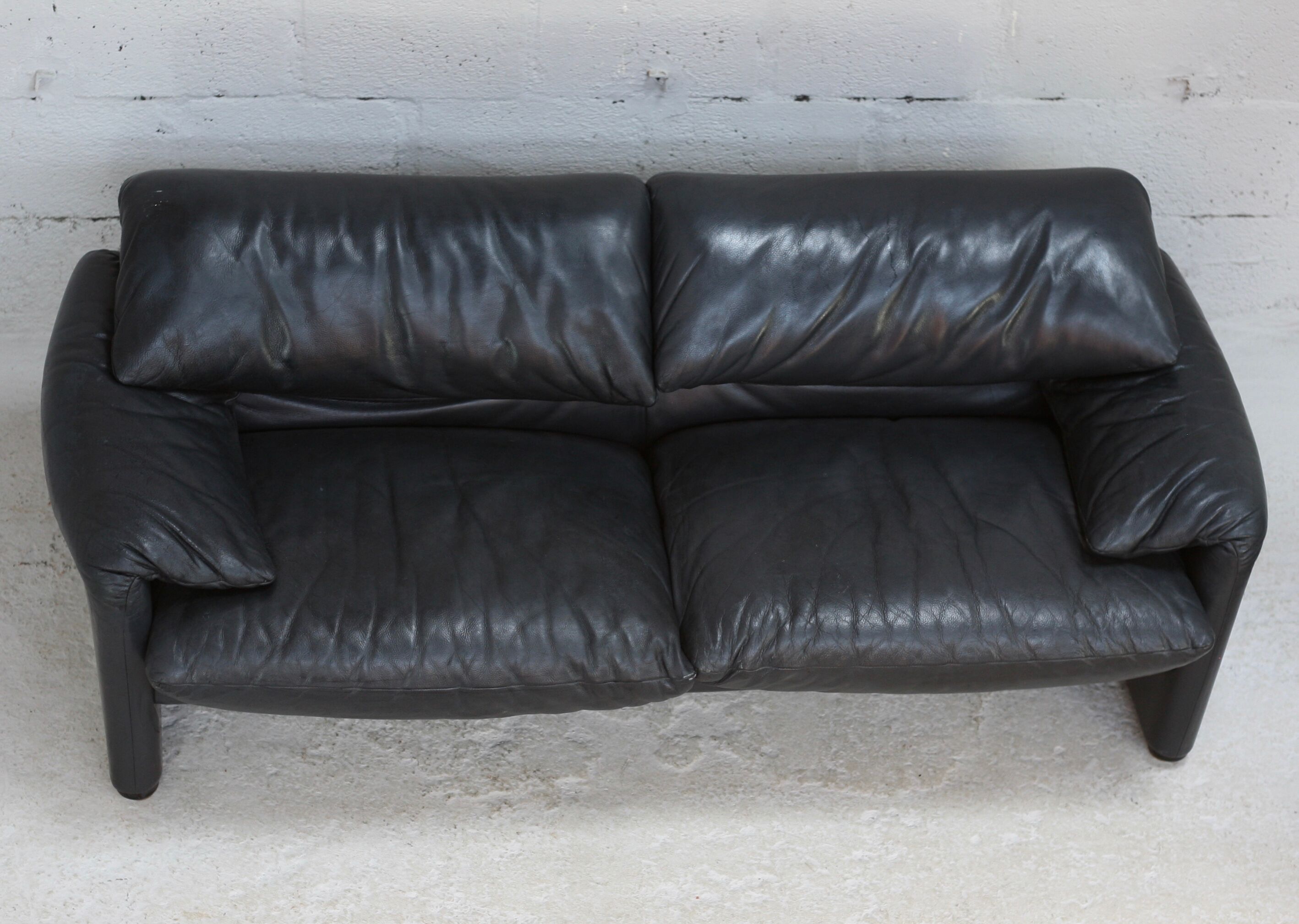 Sofa by Vico Magistretti, Cassina, Maralunga model. Italy, circa 1975. Navy blue leather