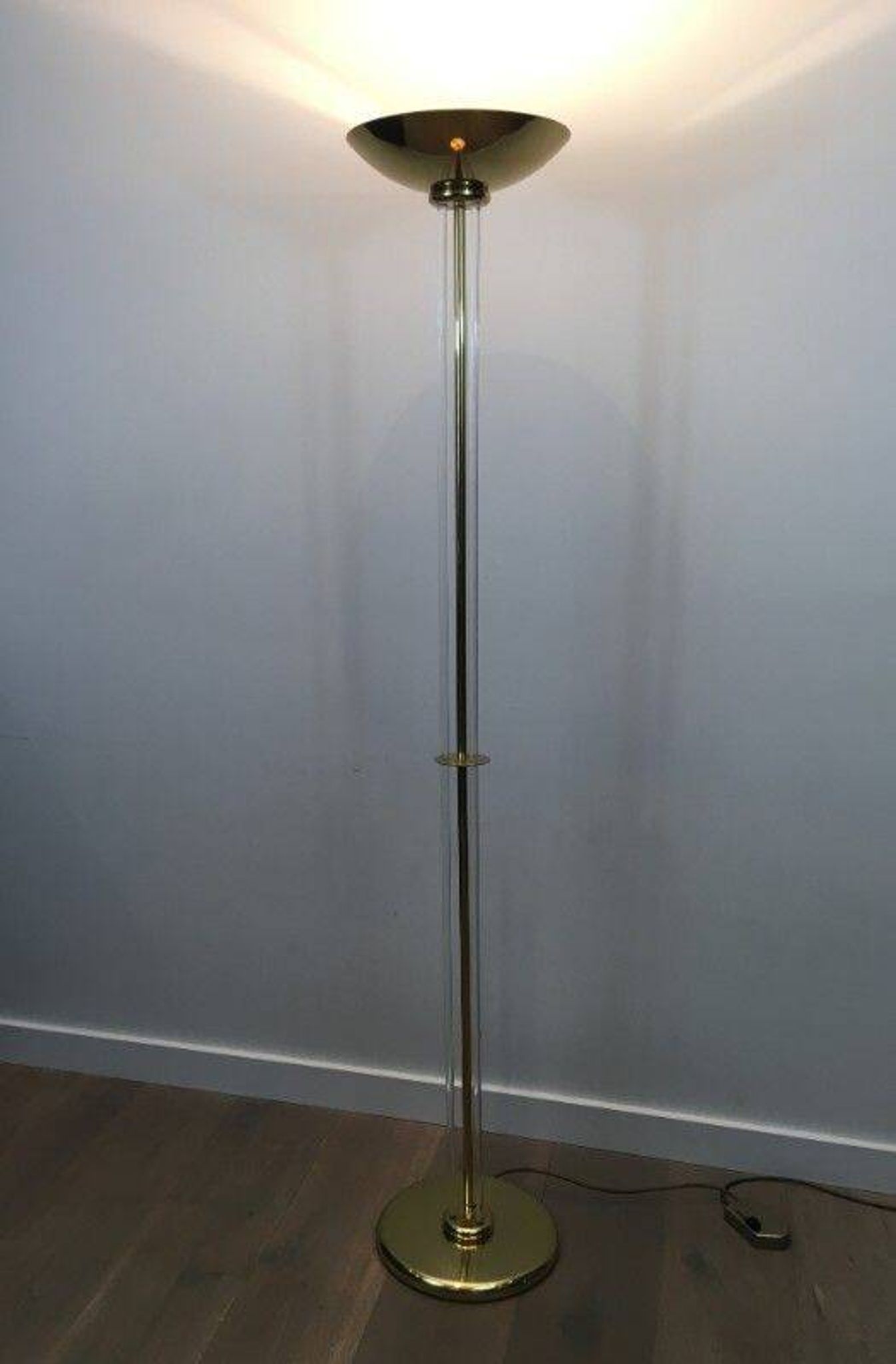 Lampadaire de parquet design en laiton doré et plexiglass
