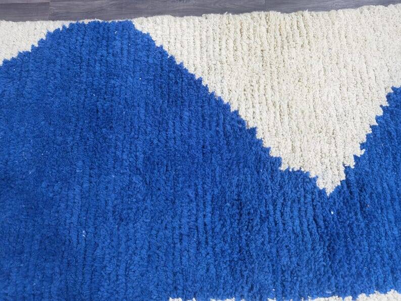 Large wool Berber rug decorated 250/300