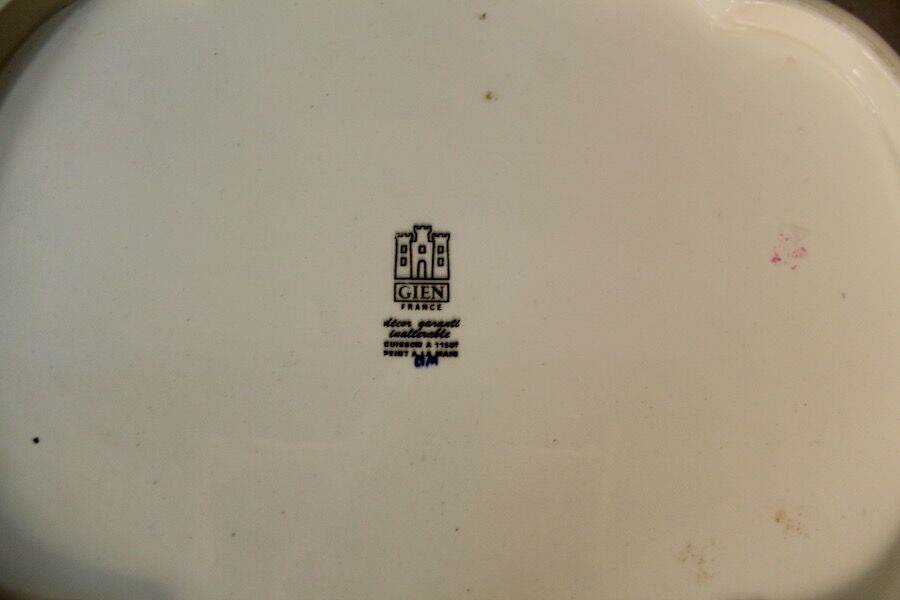 Dish of Gien of chamfered shape