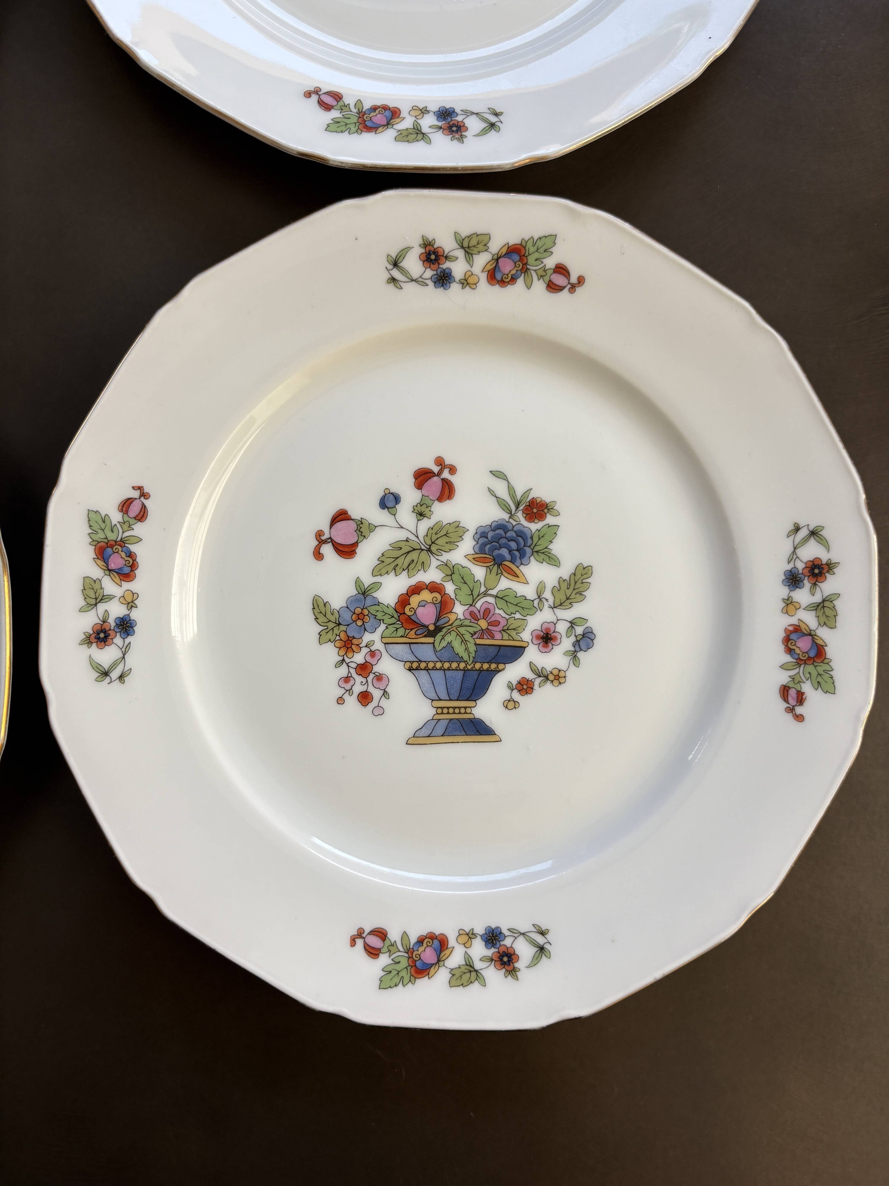 8 Anciennes assiettes à dessert