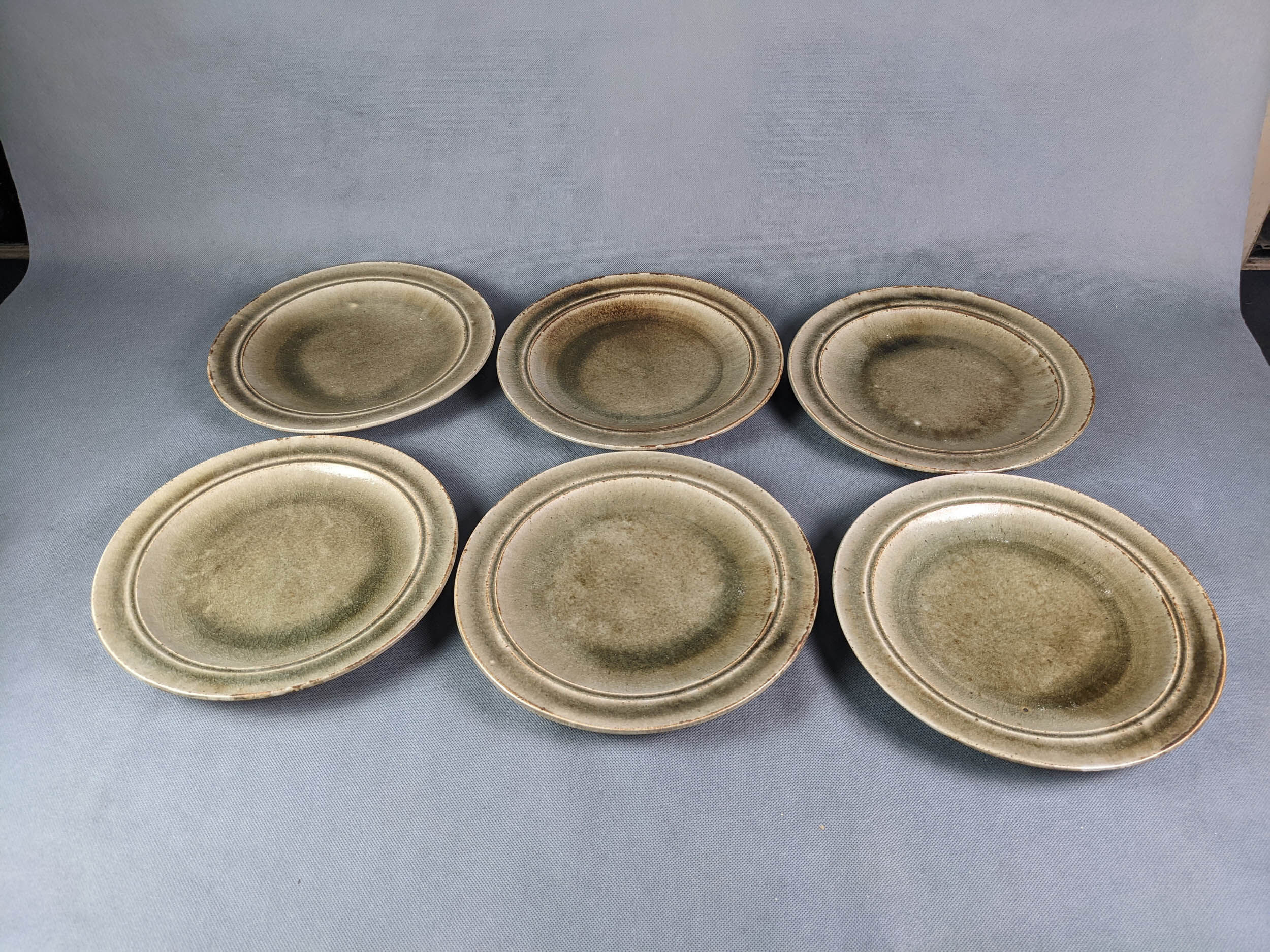 Series of 6 flat plates, blanot stoneware