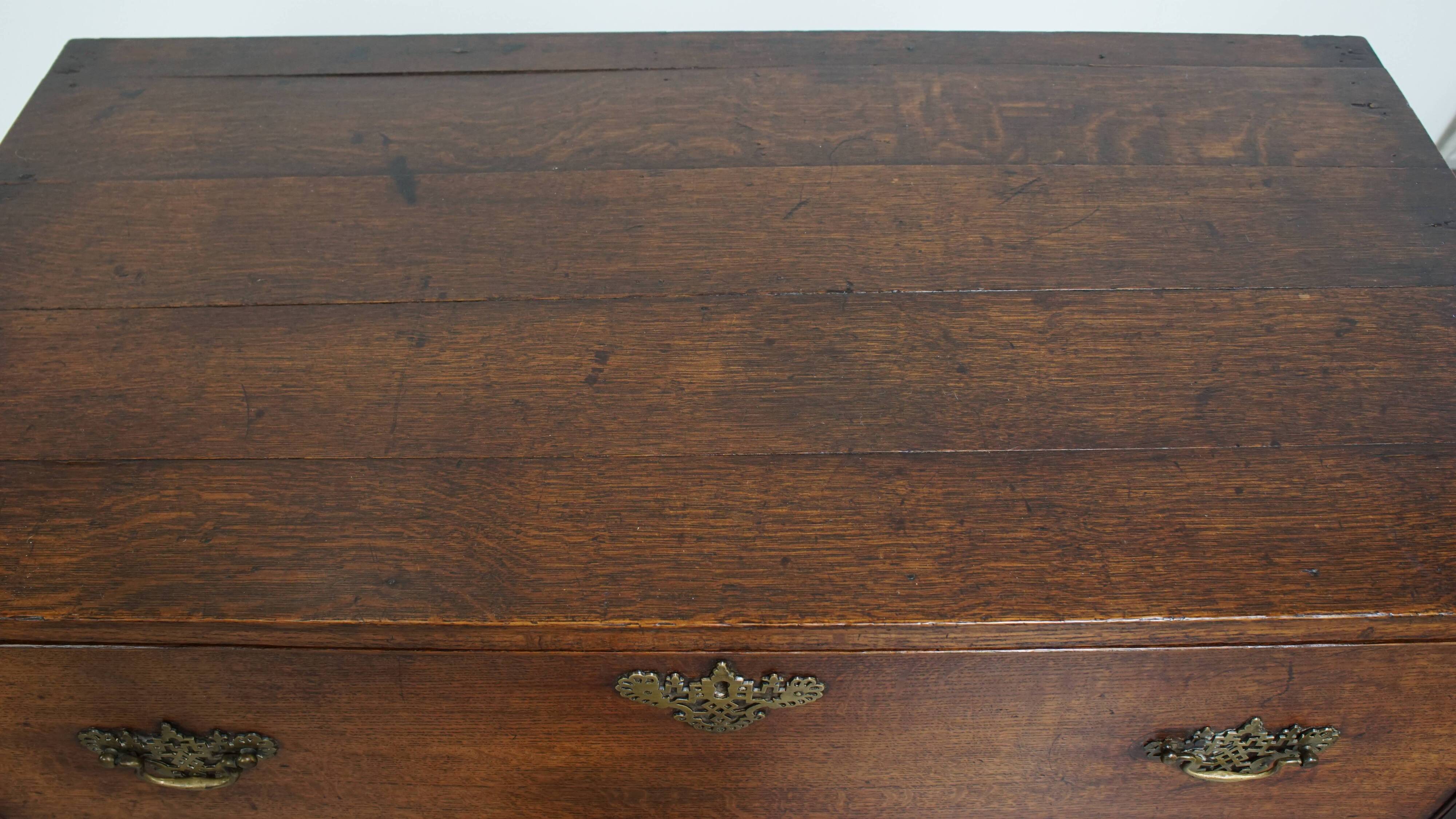 Commode anglaise ancienne du XVIIIe siècle à 3 tiroirs