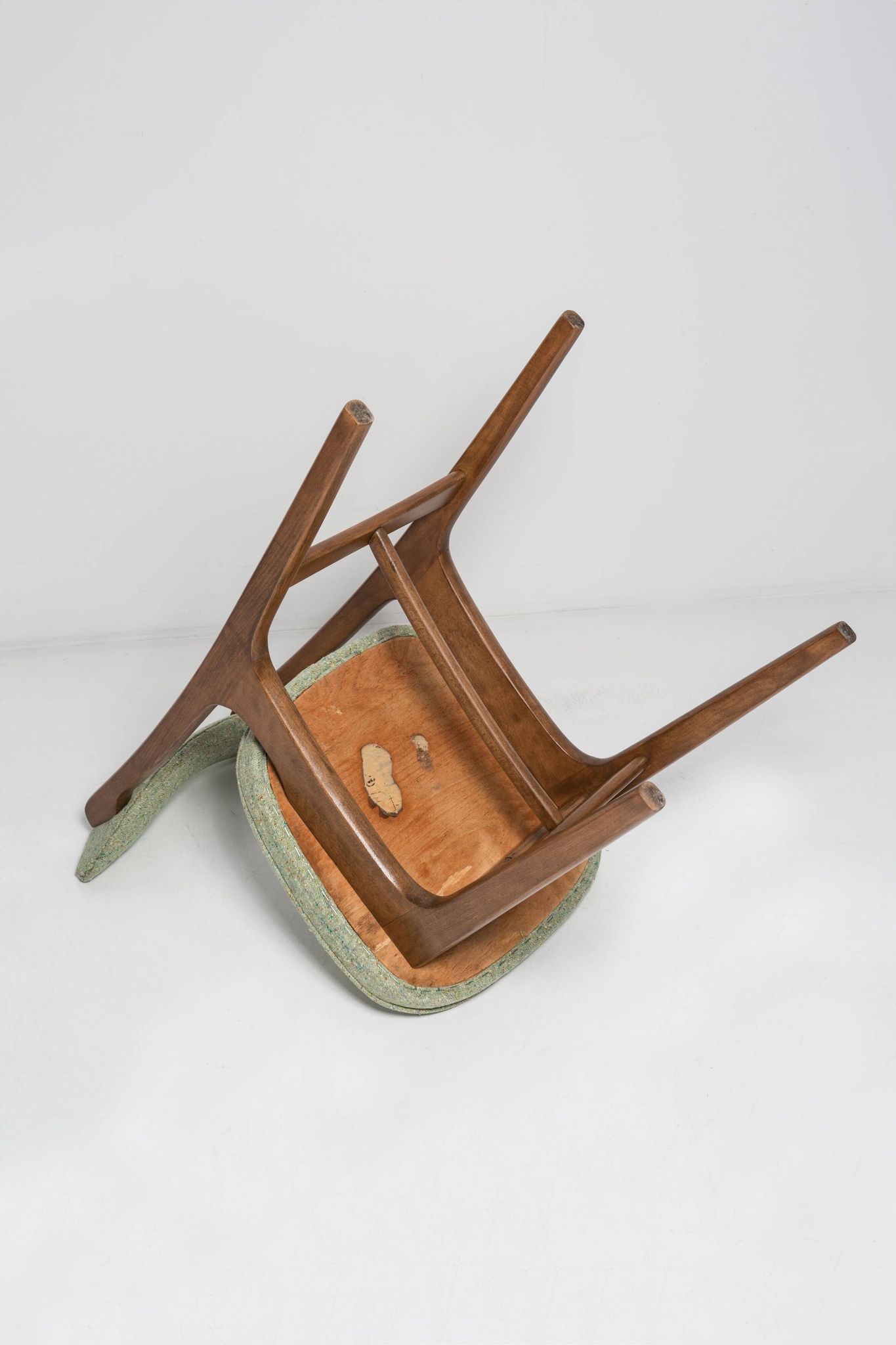 Mid-century apple green wool chair, beech wood, Rajmund Halas, Poland, 1960.