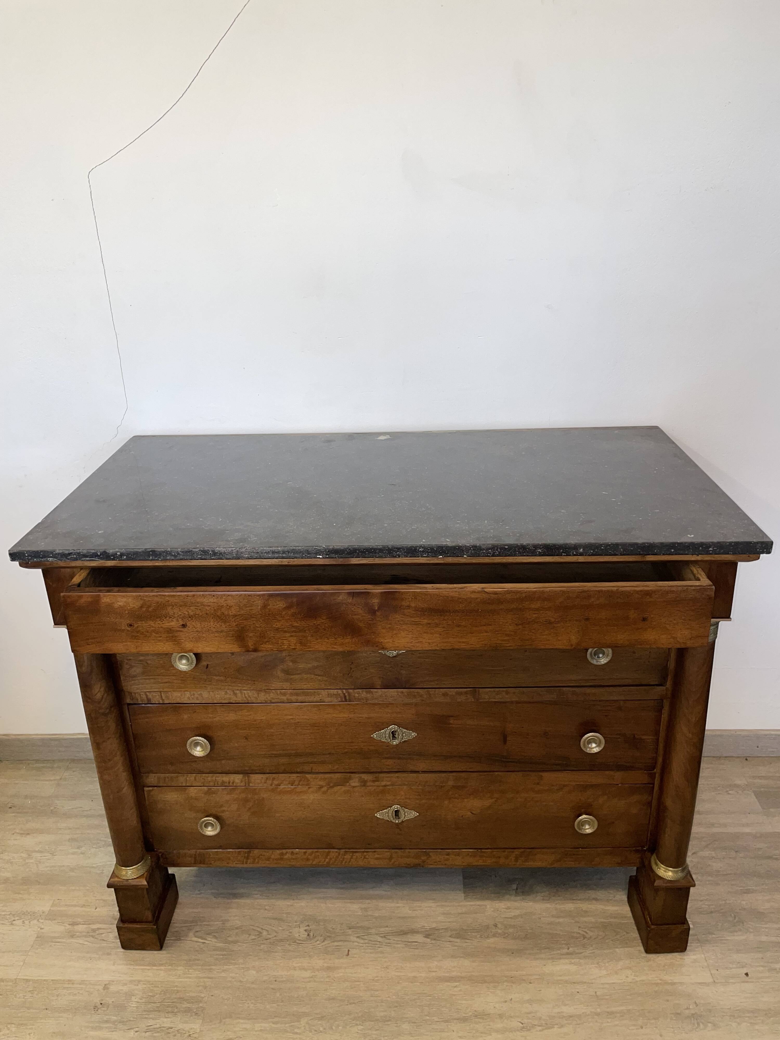 Commode d'époque Empire à colonnes détachées