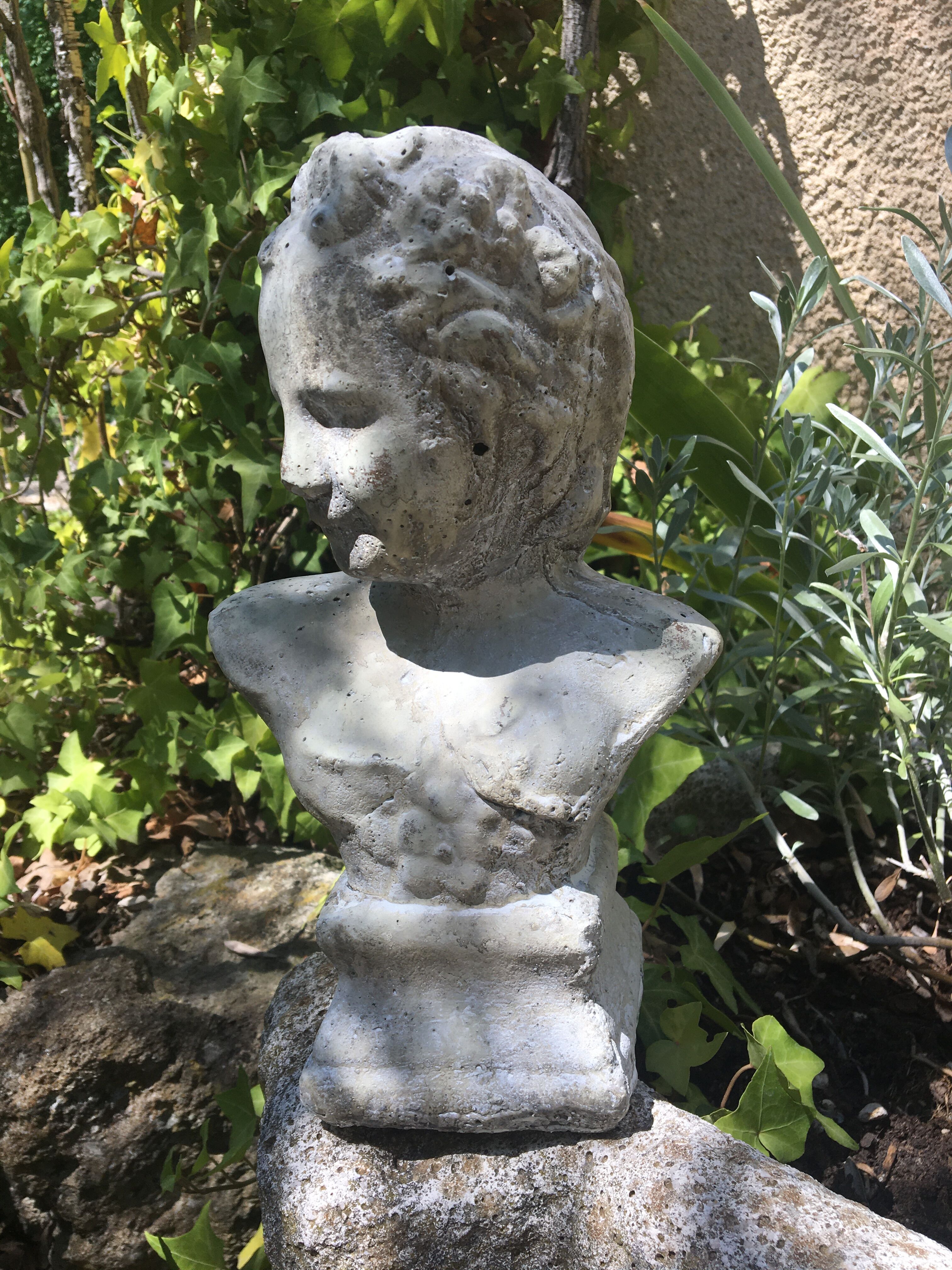Buste en pierre d’une jeune fille