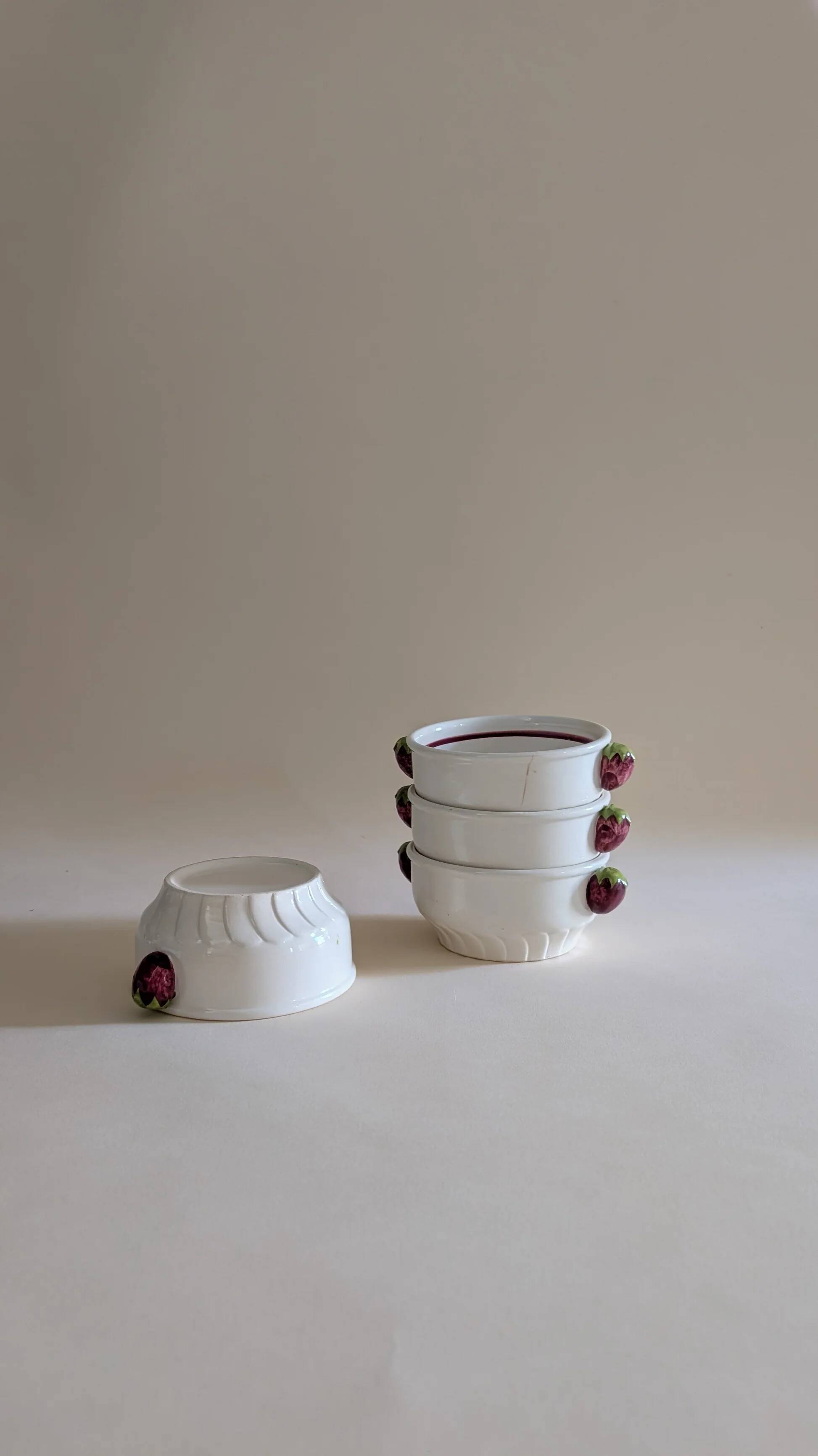 Set of 4 ceramic bowls with strawberry-shaped handles