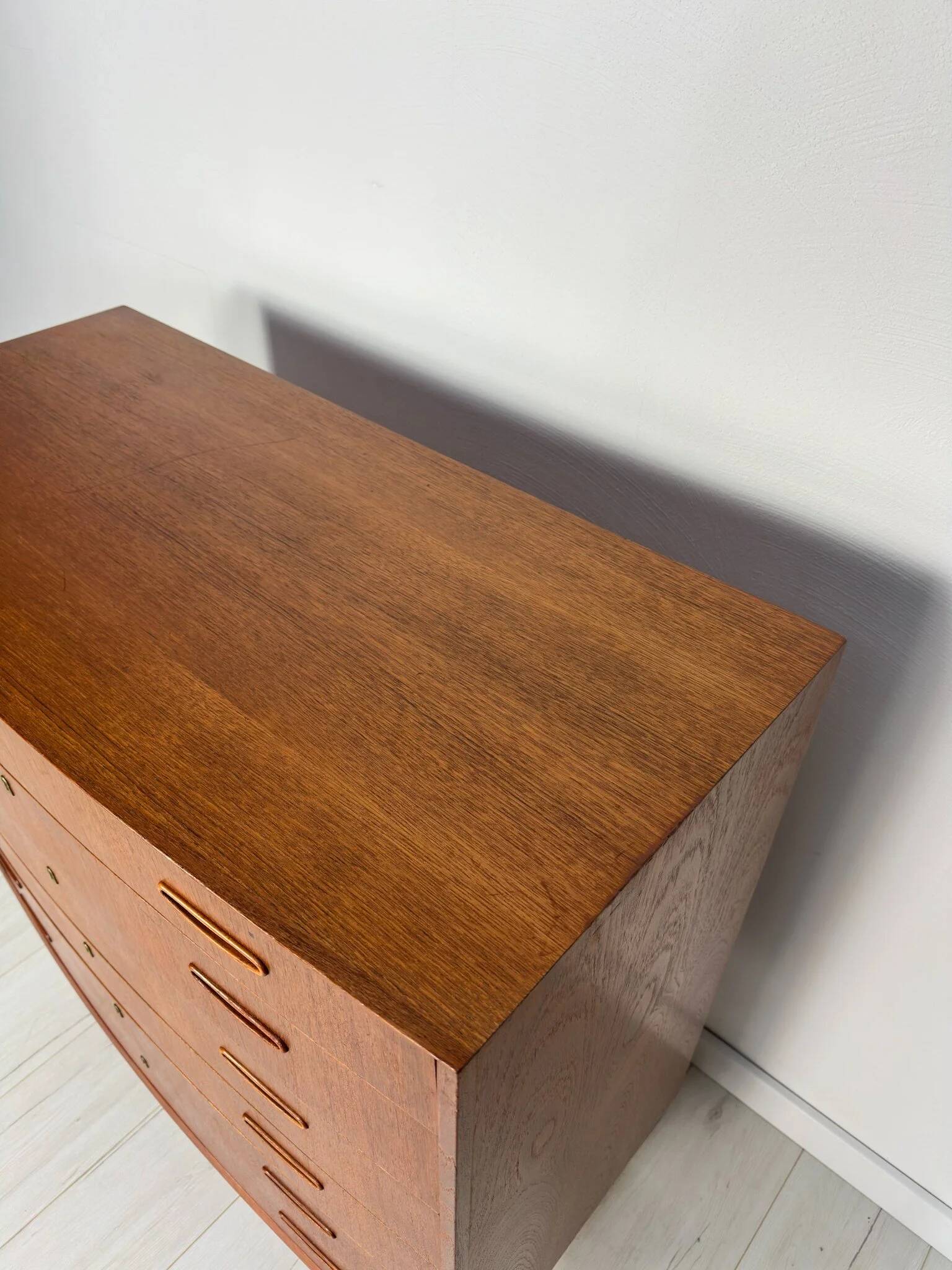 Commode danoise en teck à façade cintrée, années 1960