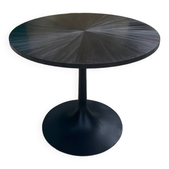 Pedestal table