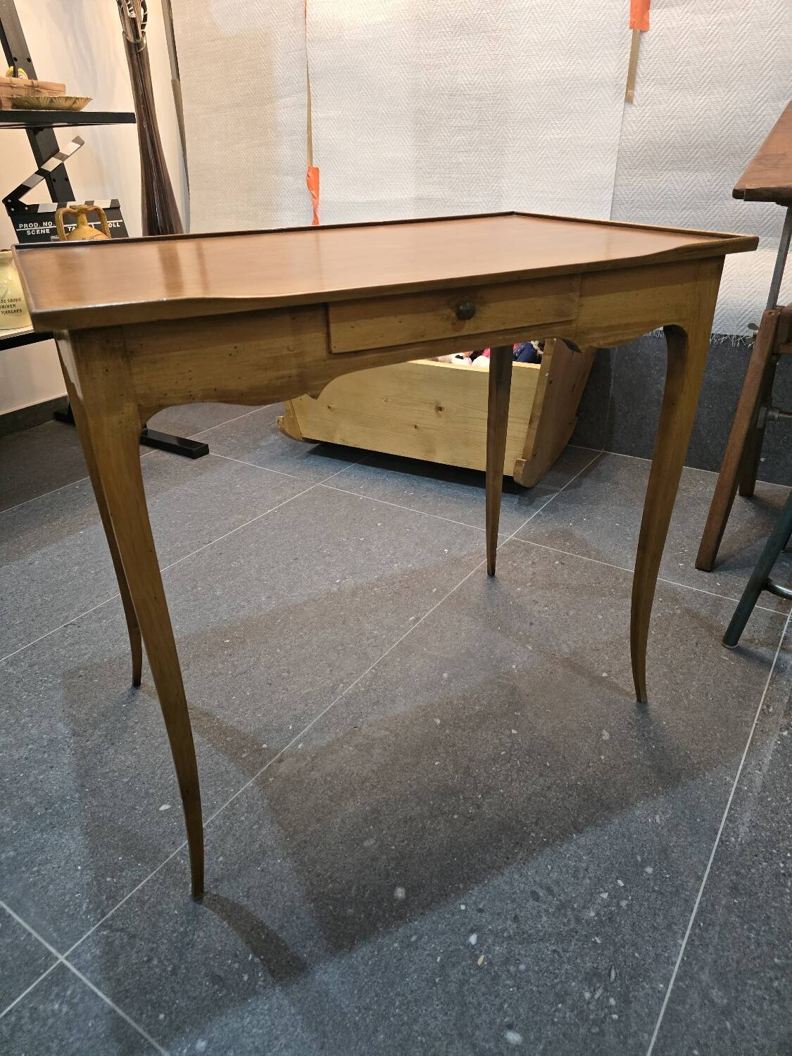 Table d’appoint en noyer style Louis XV