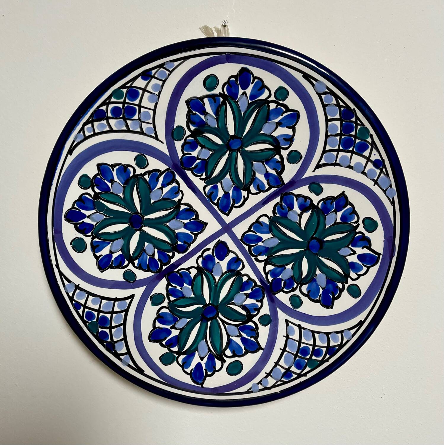 Assiette en terre cuite peinte à la main