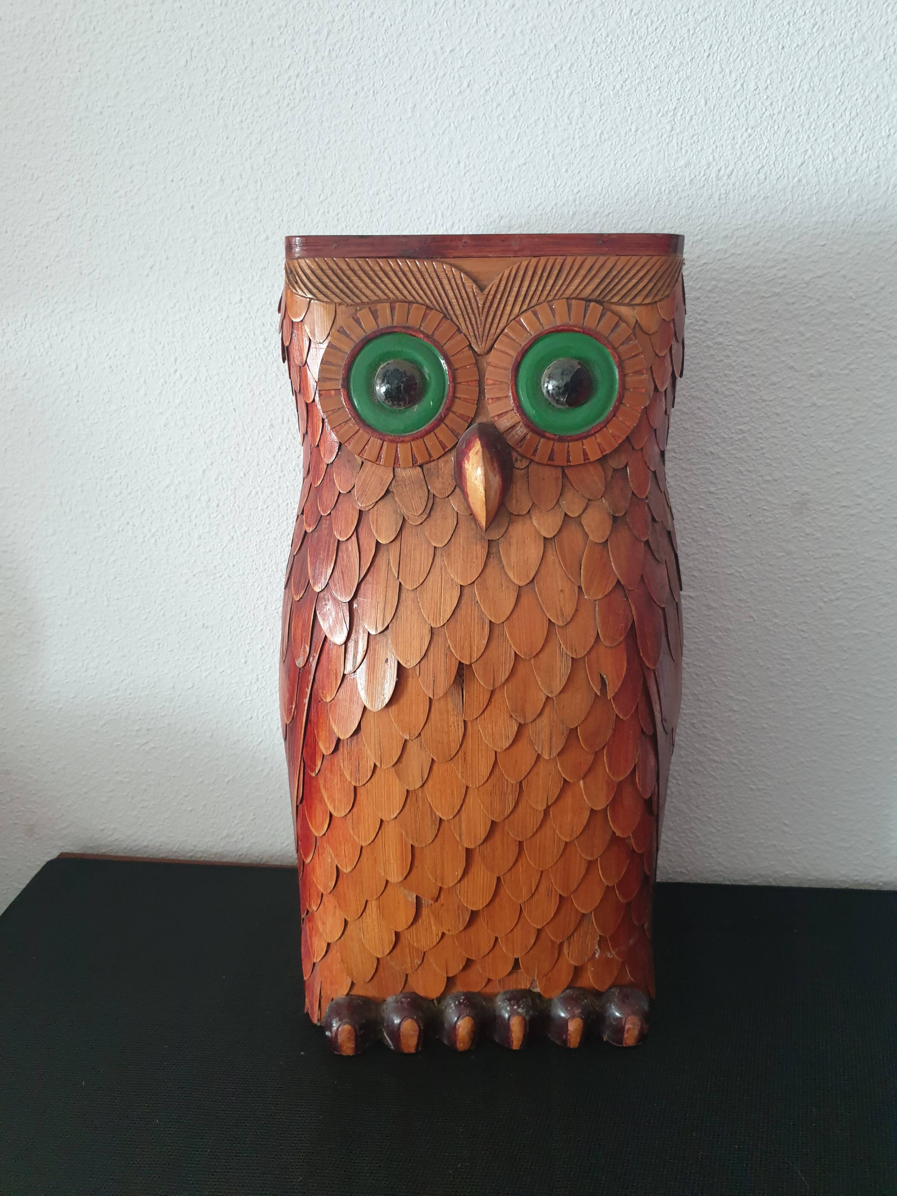 Umbrella holder in the shape of an owl in wood and wicker