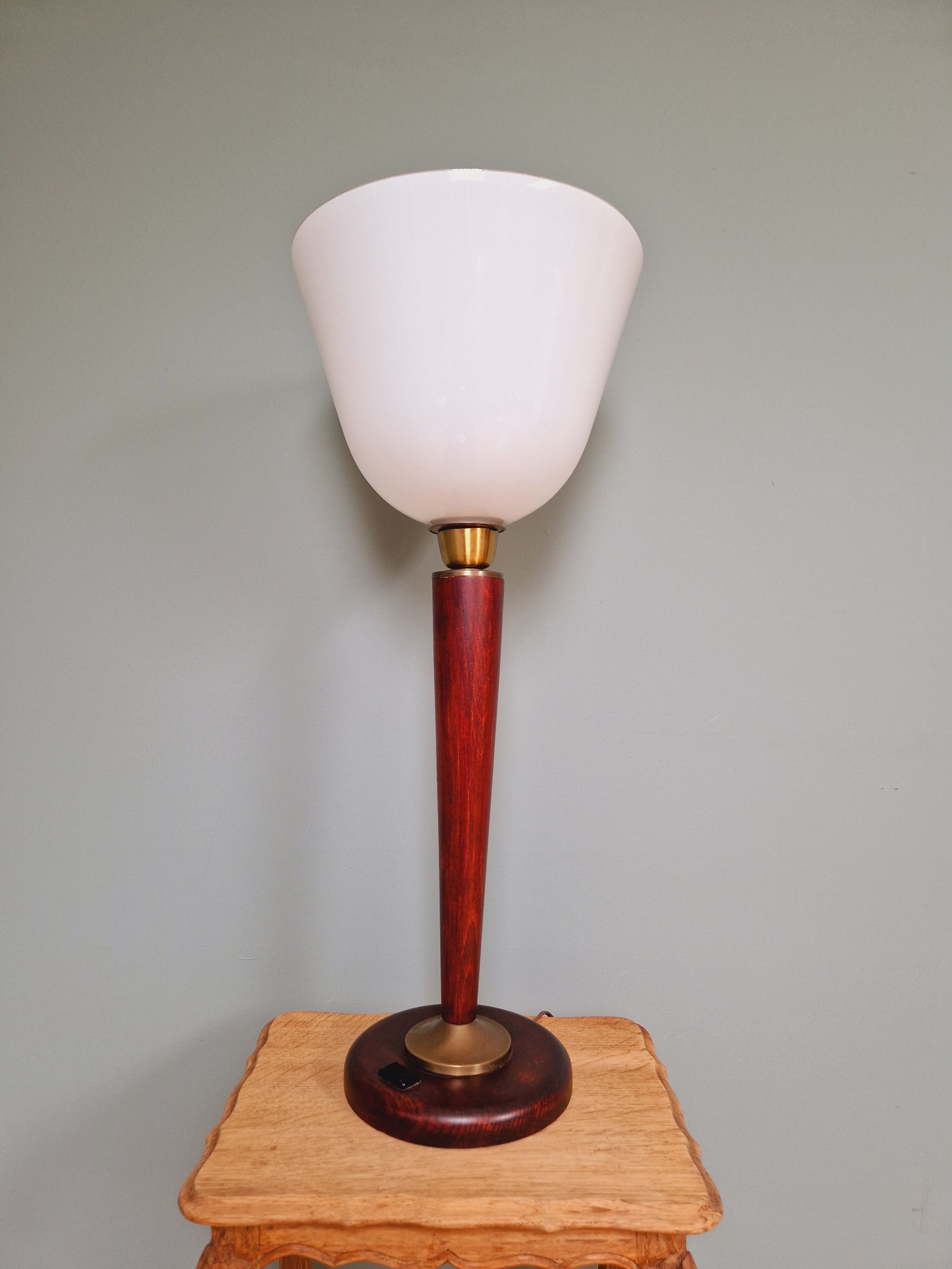 Large Art Deco lamp, in mahogany and opaline wood, 1920s-30s
