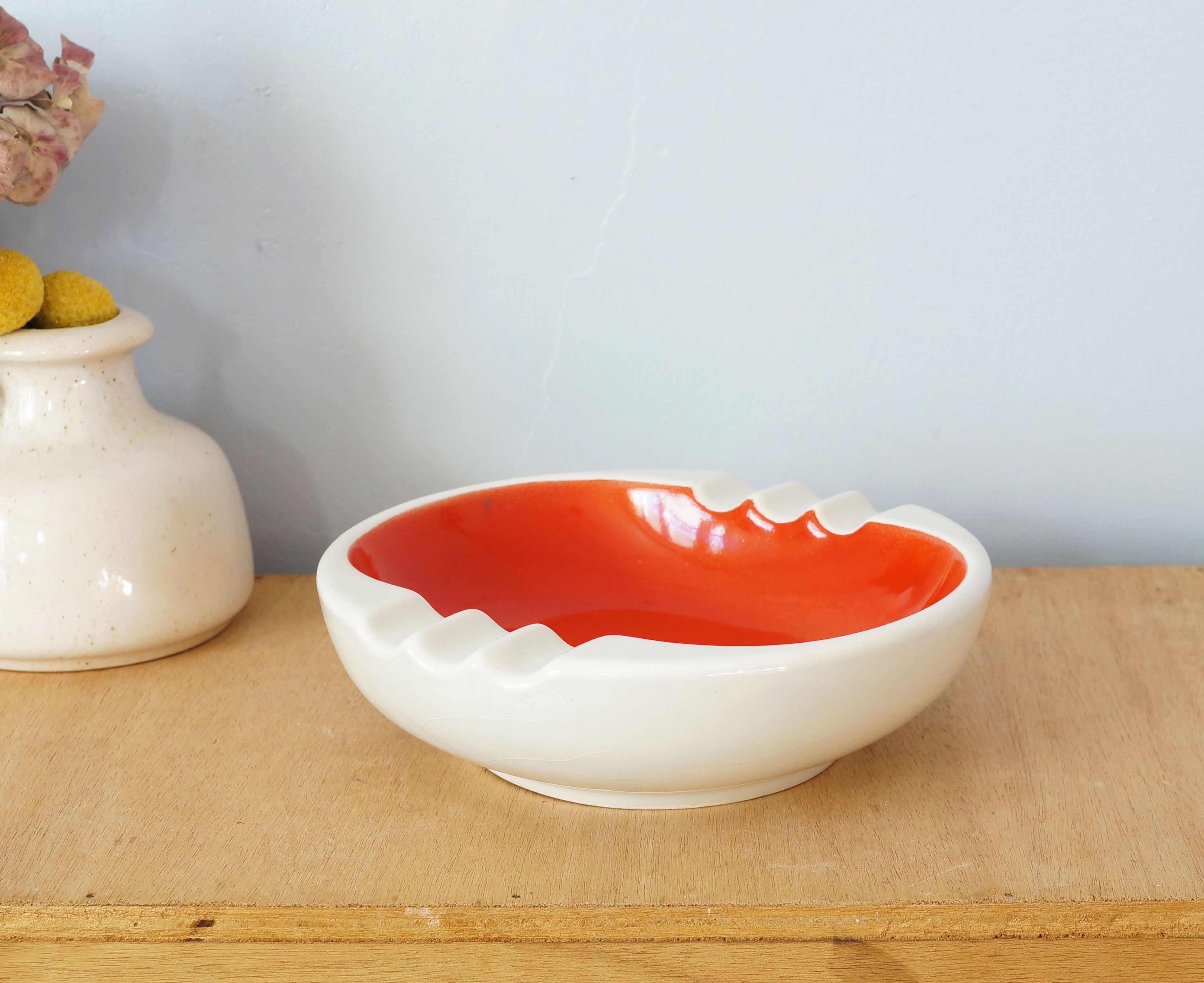 Large hollow ashtray in red and white earthenware, 50s or 60s