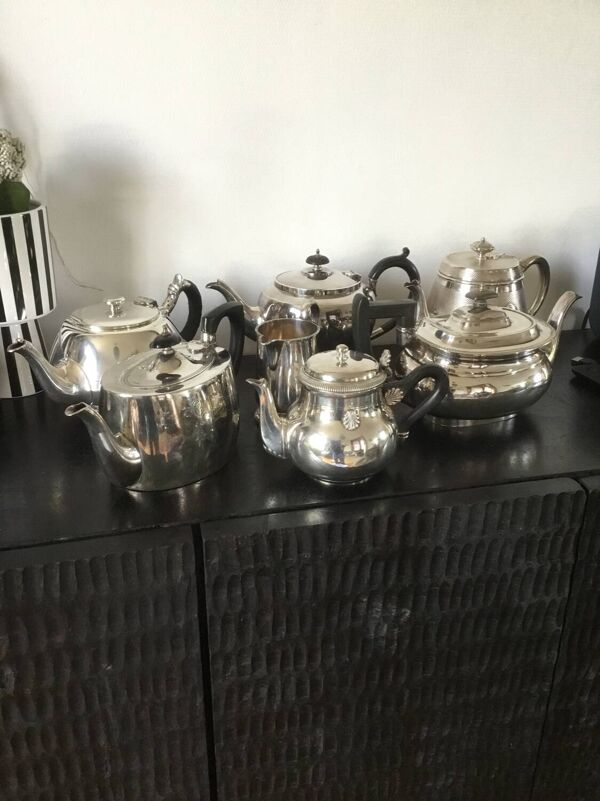 Lot de théières et pot à lait