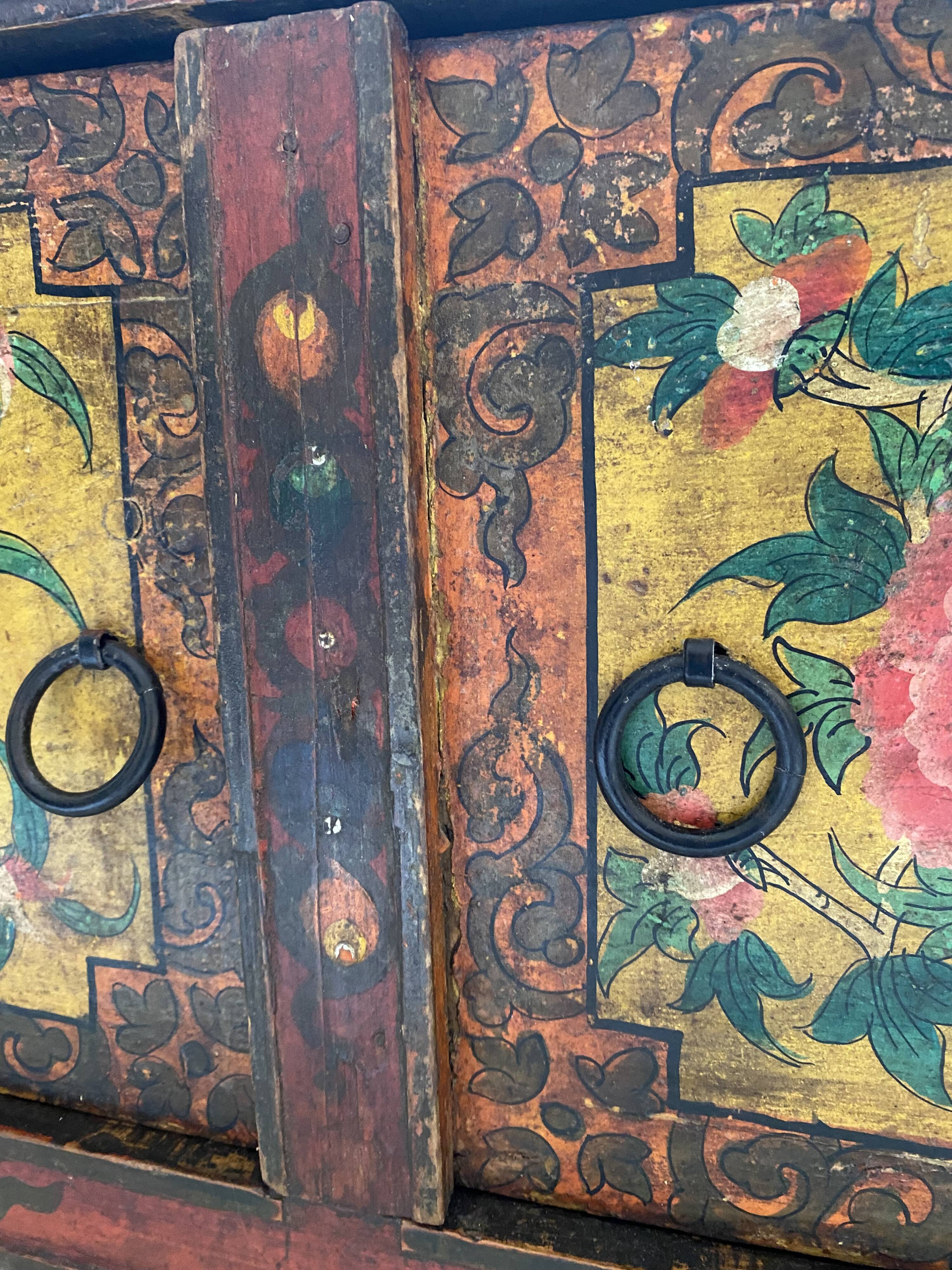 Tibetan wooden chest with polychrome decoration XIXEme
