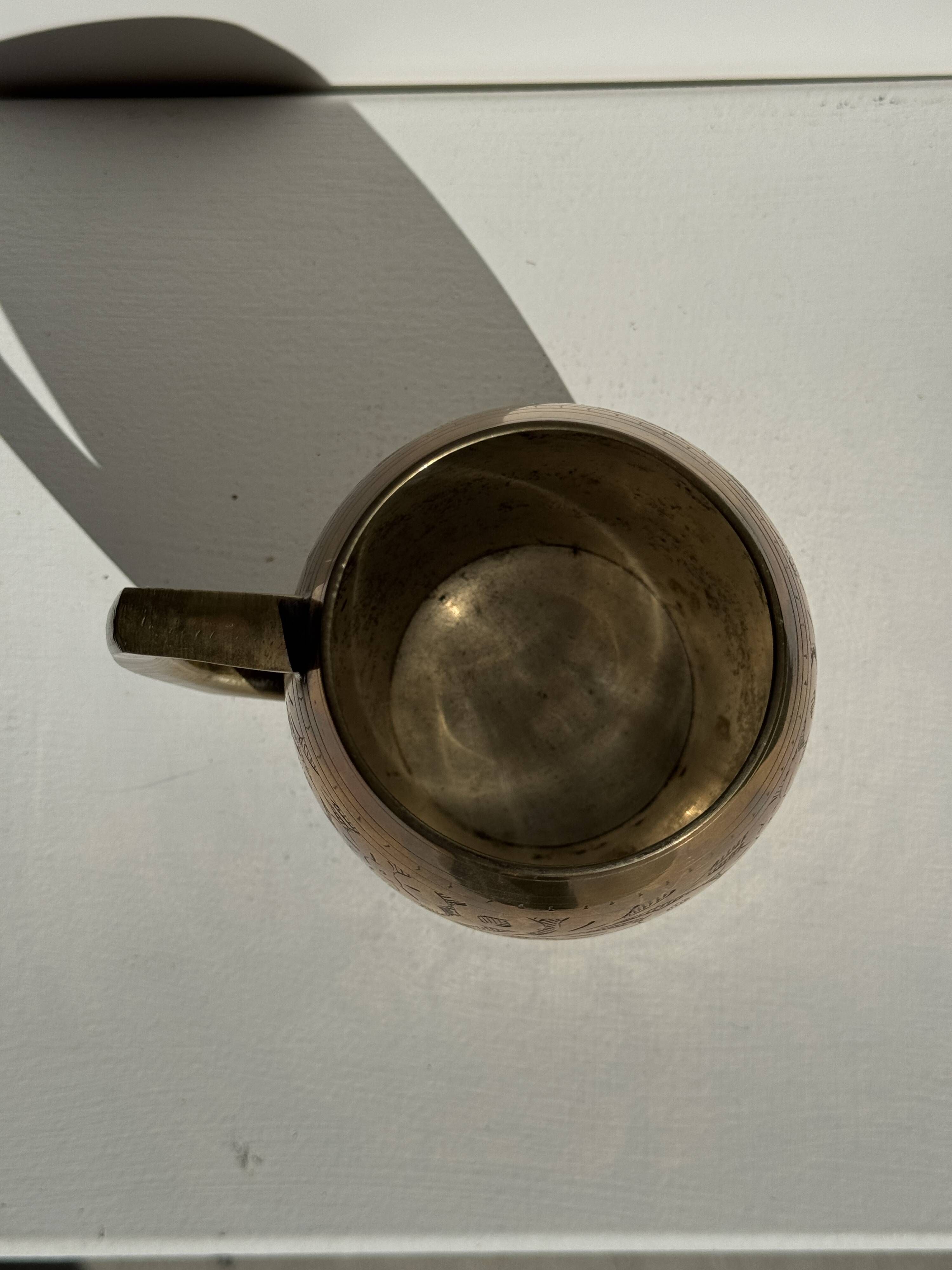 Indian mug in engraved gold metal with floral patterns H11