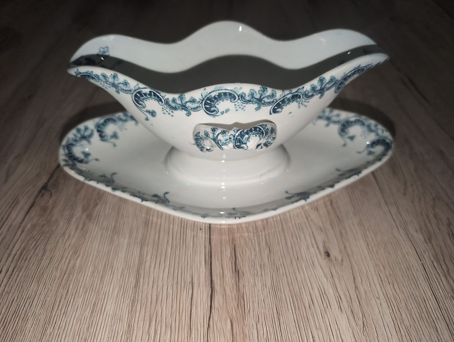 Dormant Sauce Boat Terre de Fer Saint Amand Byzantine