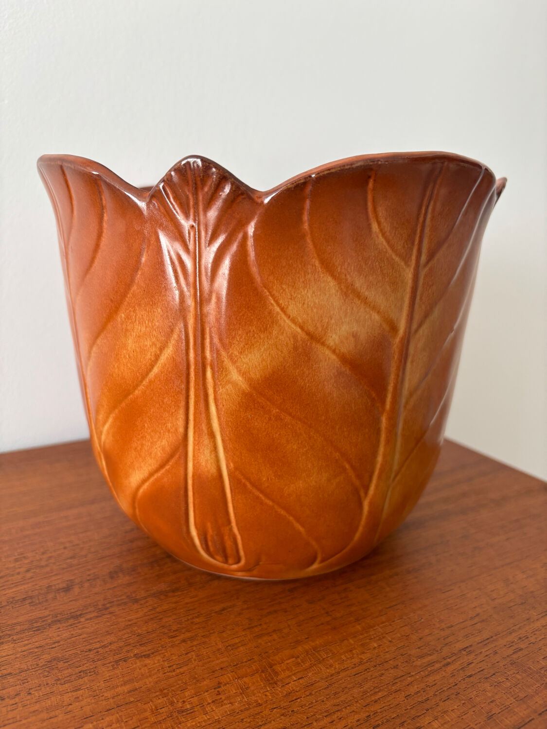 Cache-pot artisanal vintage en céramique formant une fleur