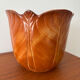 Cache-pot artisanal vintage en céramique formant une fleur